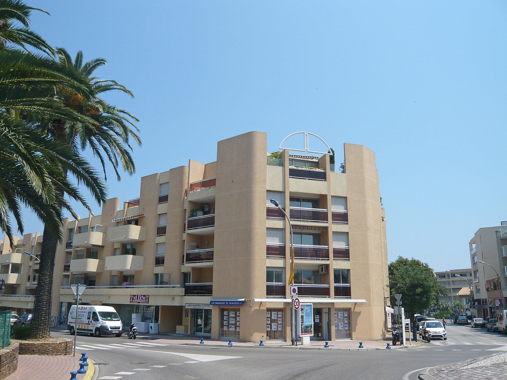 Foto 18 - Appartamento con 1 camera da letto a Cavalaire-sur-Mer con piscina e terrazza