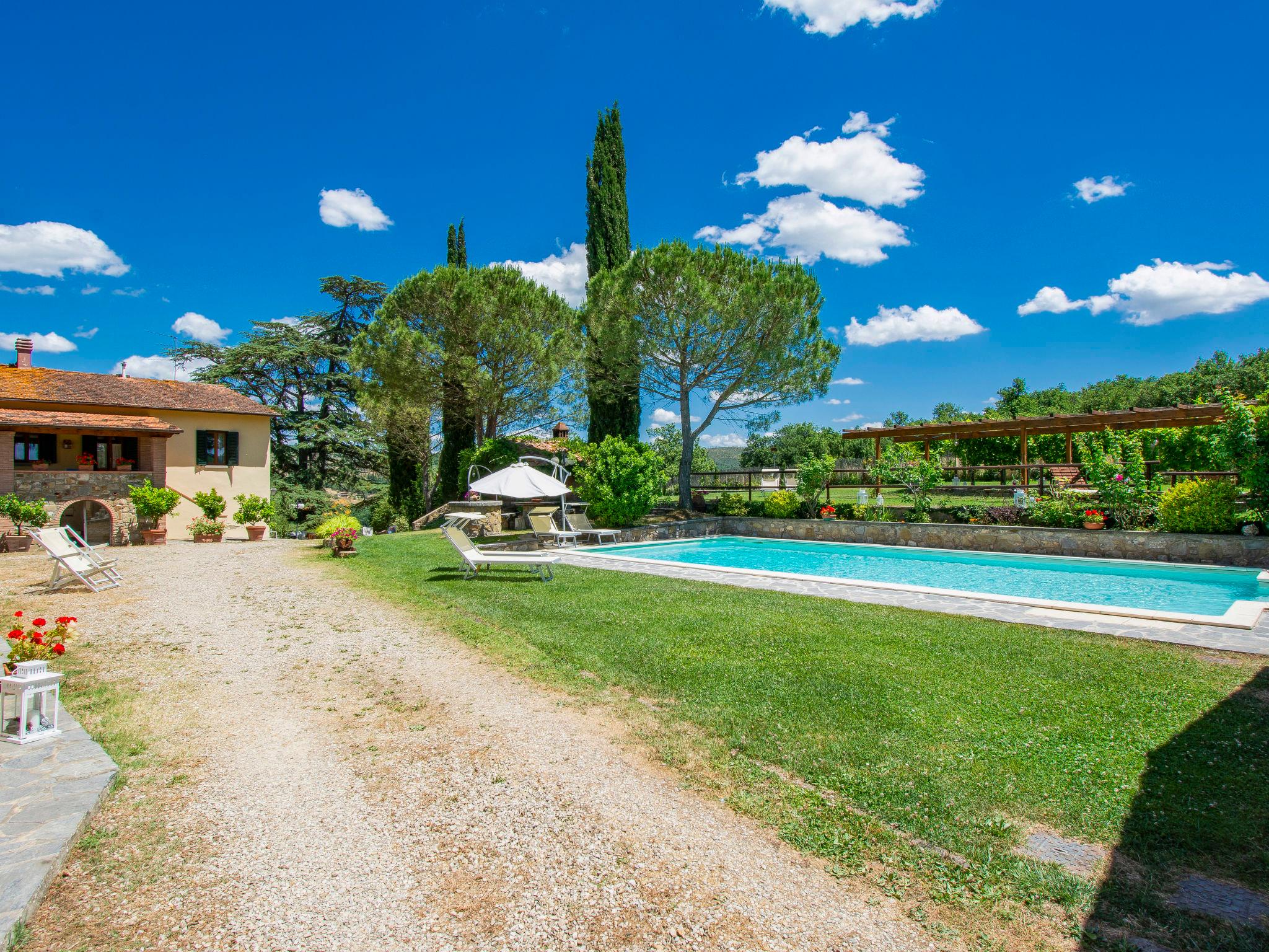 Foto 19 - Casa de 2 quartos em Bucine com piscina e jardim