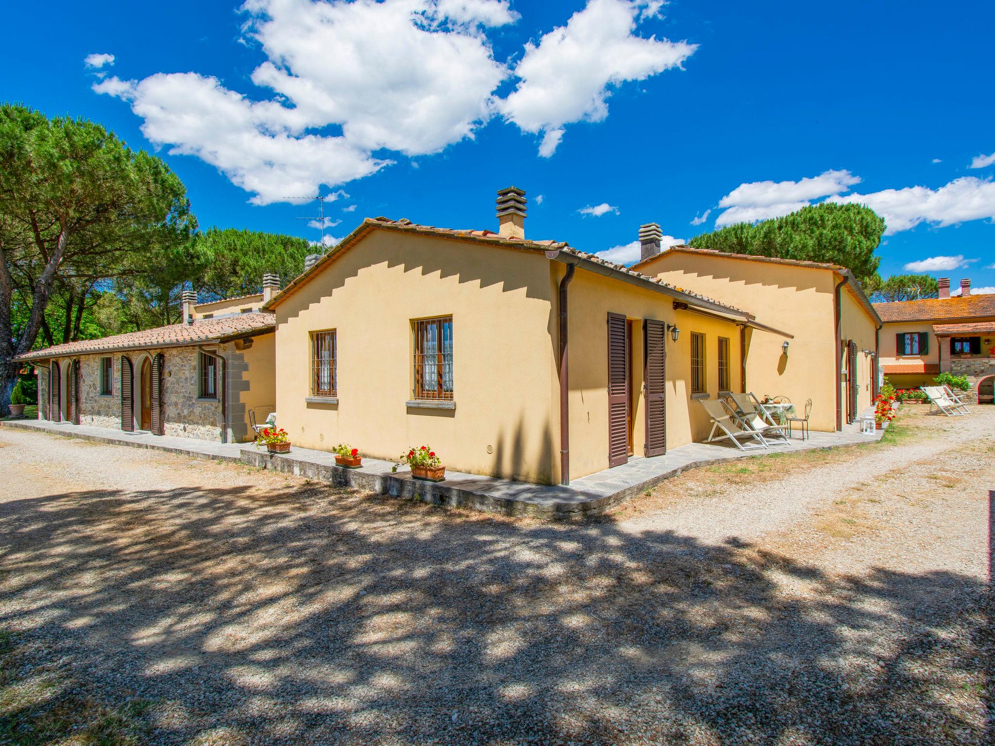 Foto 1 - Casa de 2 quartos em Bucine com piscina e jardim