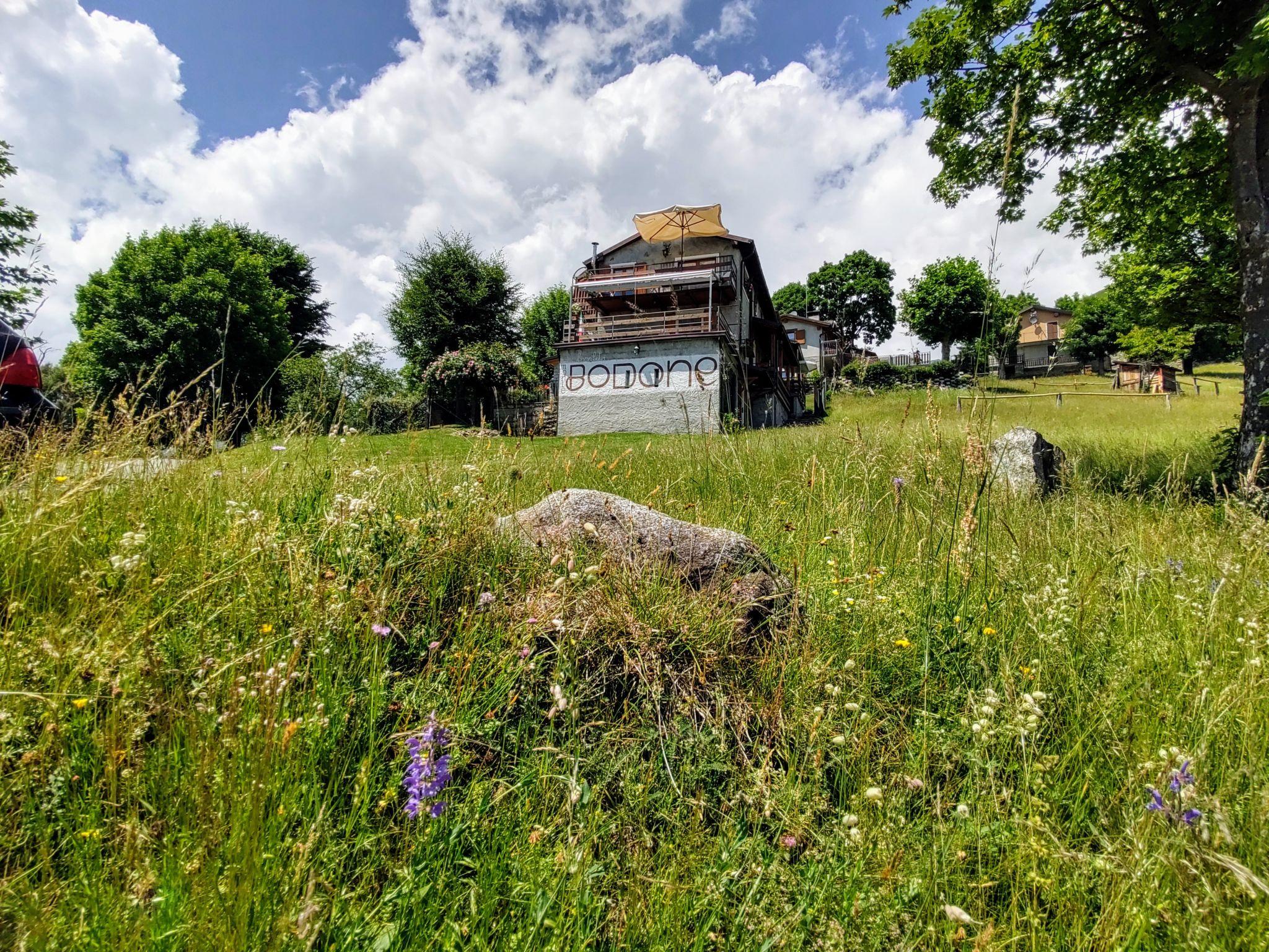 Photo 1 - Maison de 1 chambre à Peglio avec jardin et vues sur la montagne