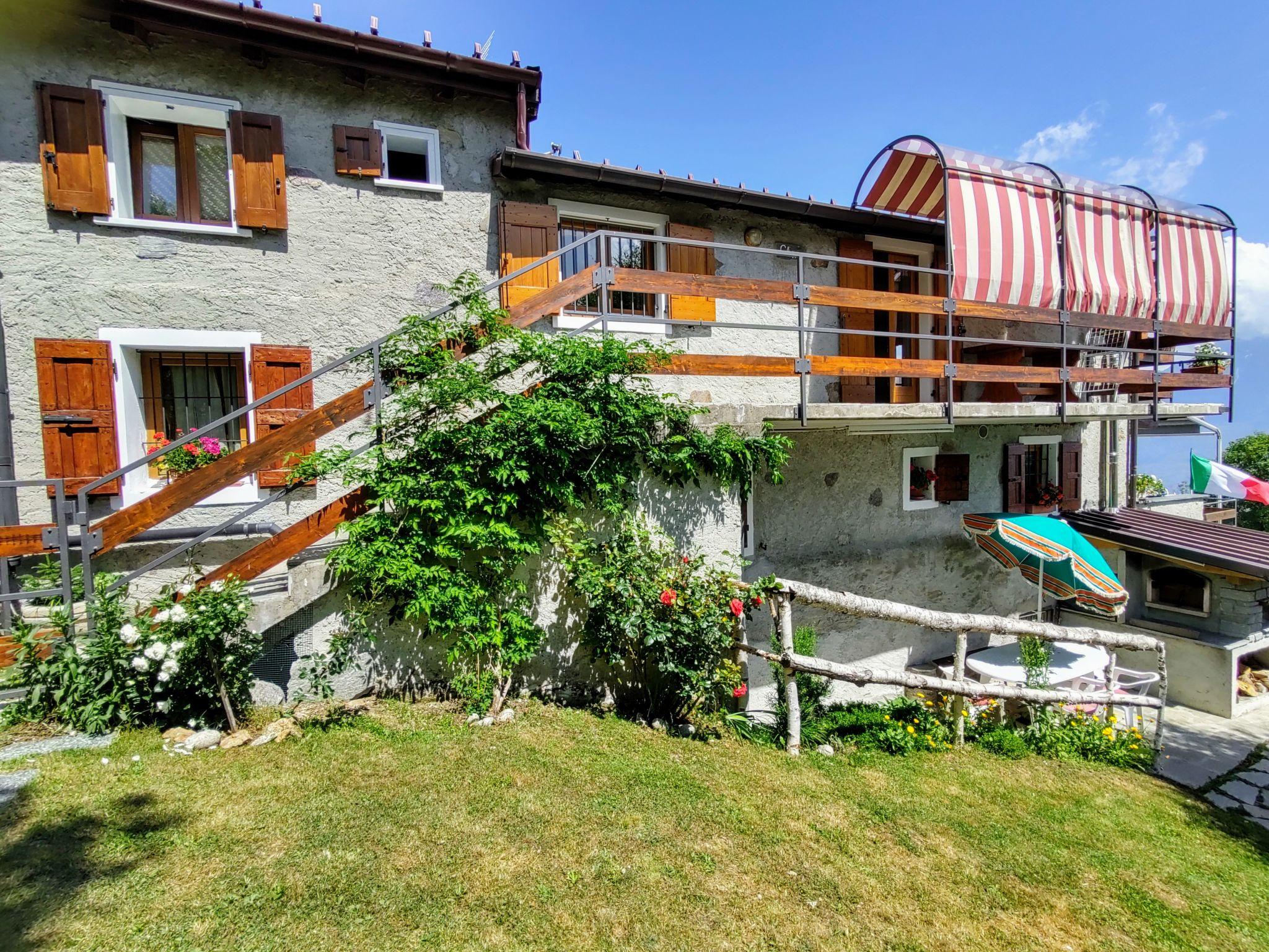 Photo 2 - Appartement de 3 chambres à Peglio avec jardin et vues sur la montagne