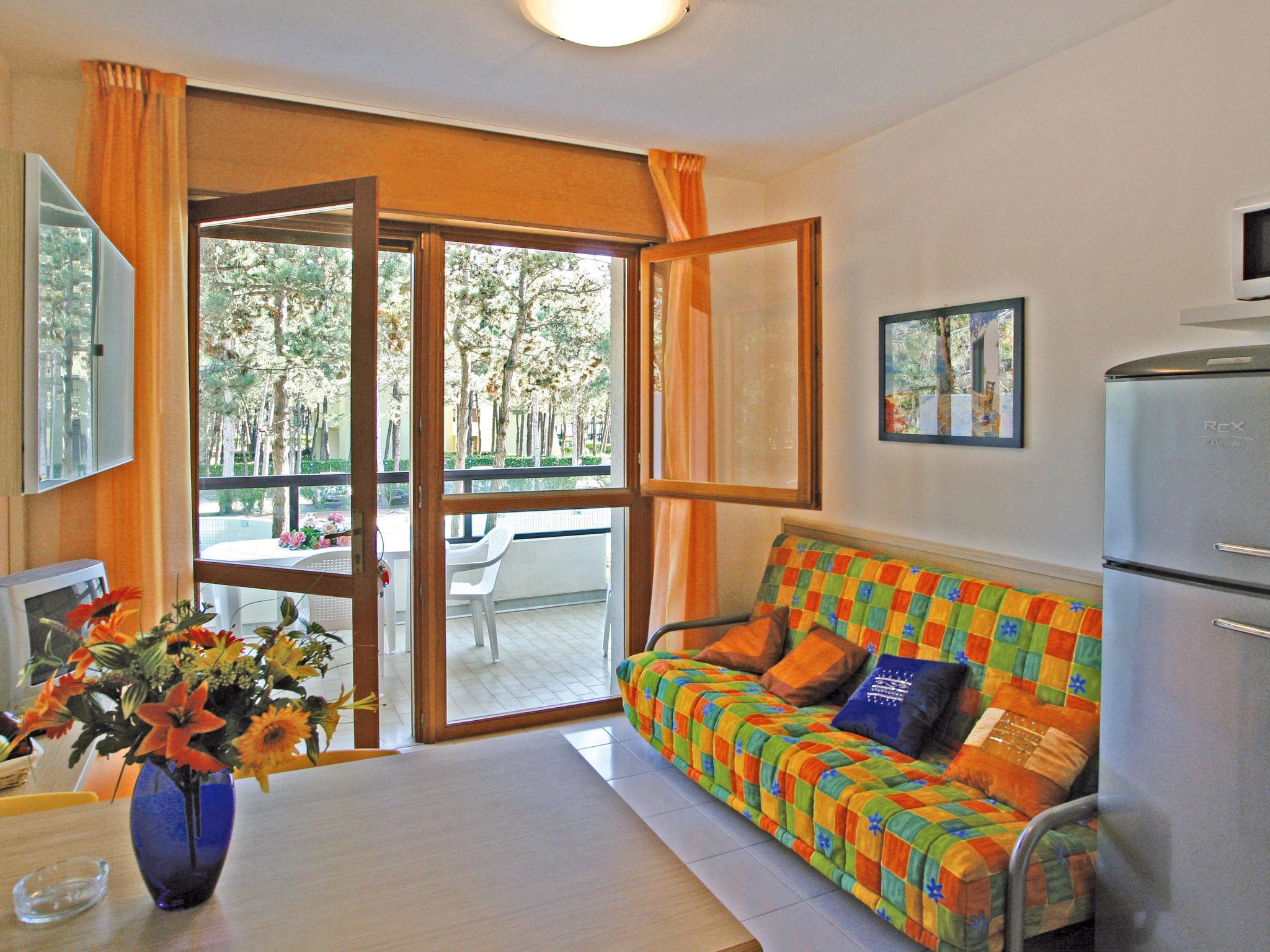 Foto 3 - Apartment mit 1 Schlafzimmer in San Michele al Tagliamento mit schwimmbad und blick aufs meer