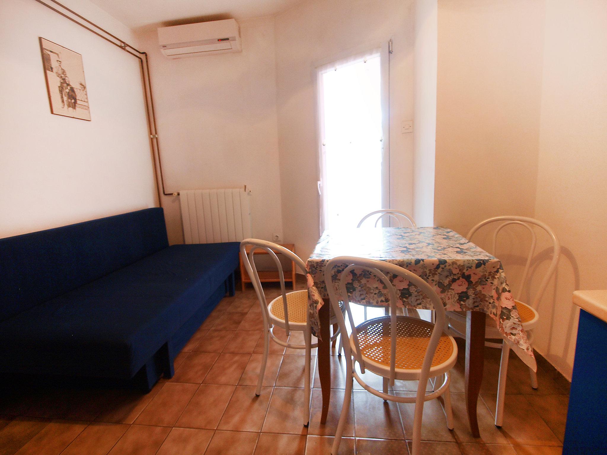 Foto 9 - Appartamento con 1 camera da letto a Rovinj con piscina e vista mare