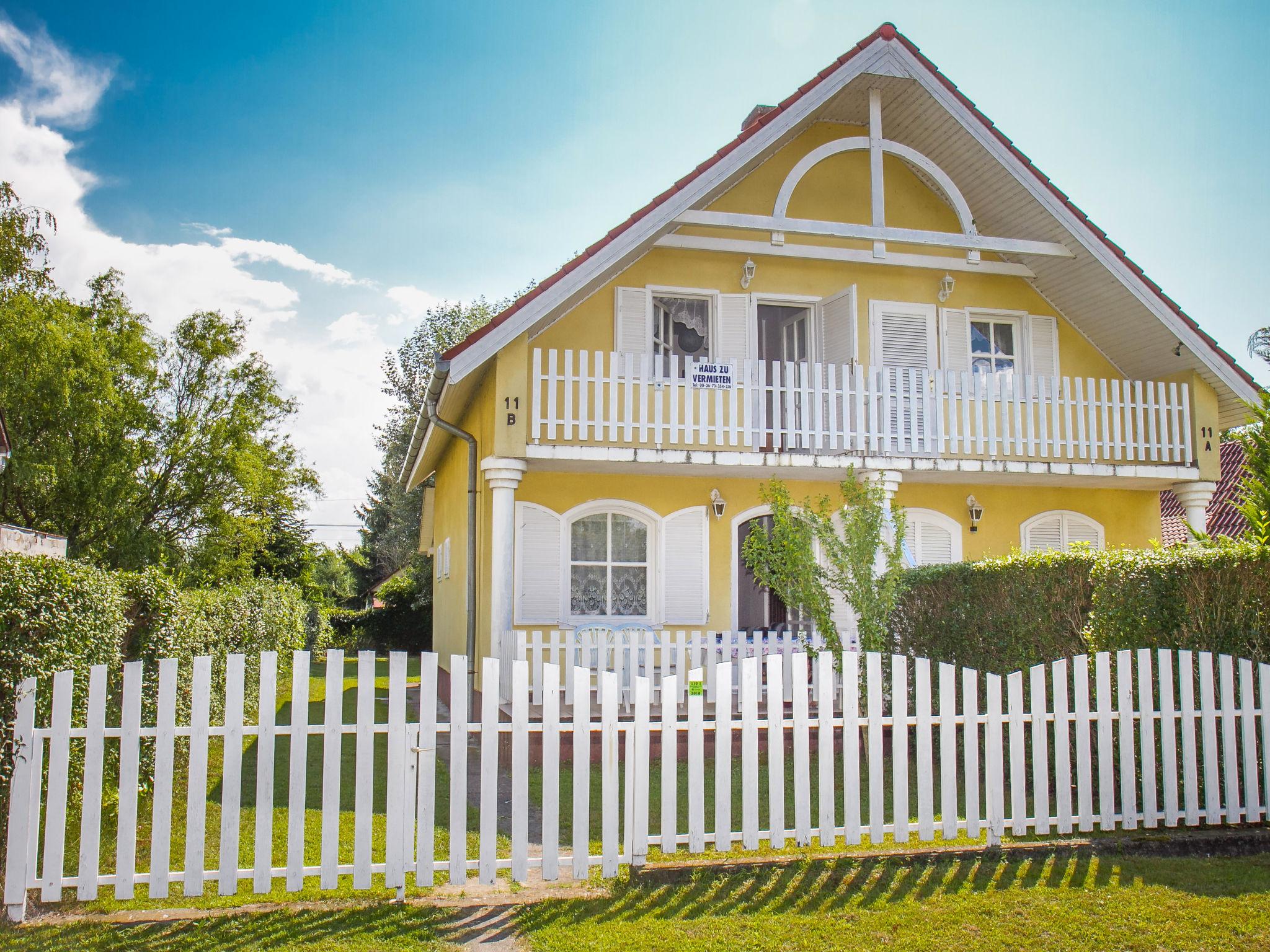 Foto 1 - Casa de 2 habitaciones en Balatonmáriafürdő con jardín y terraza