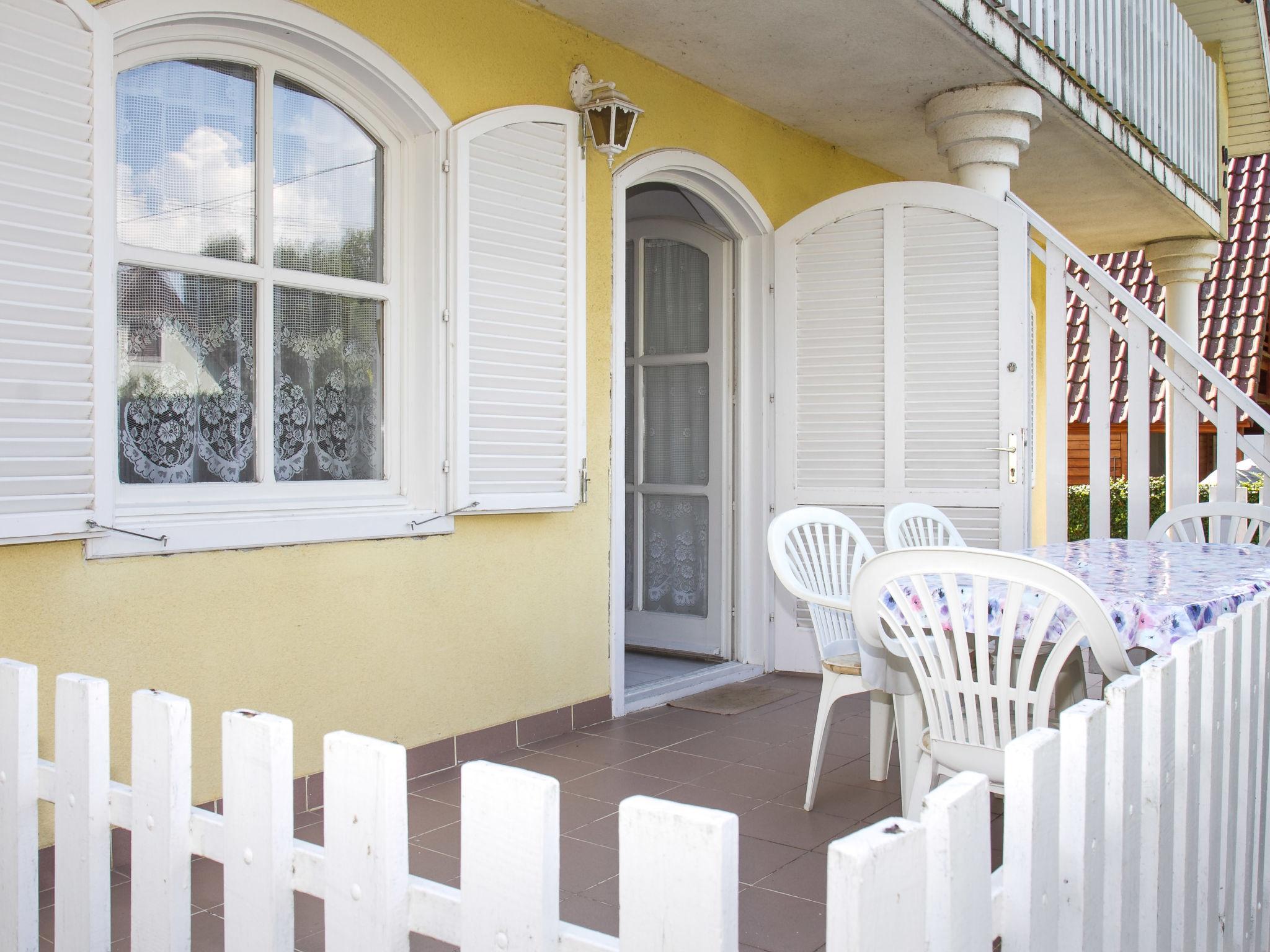 Photo 9 - Maison de 2 chambres à Balatonmáriafürdő avec jardin et terrasse