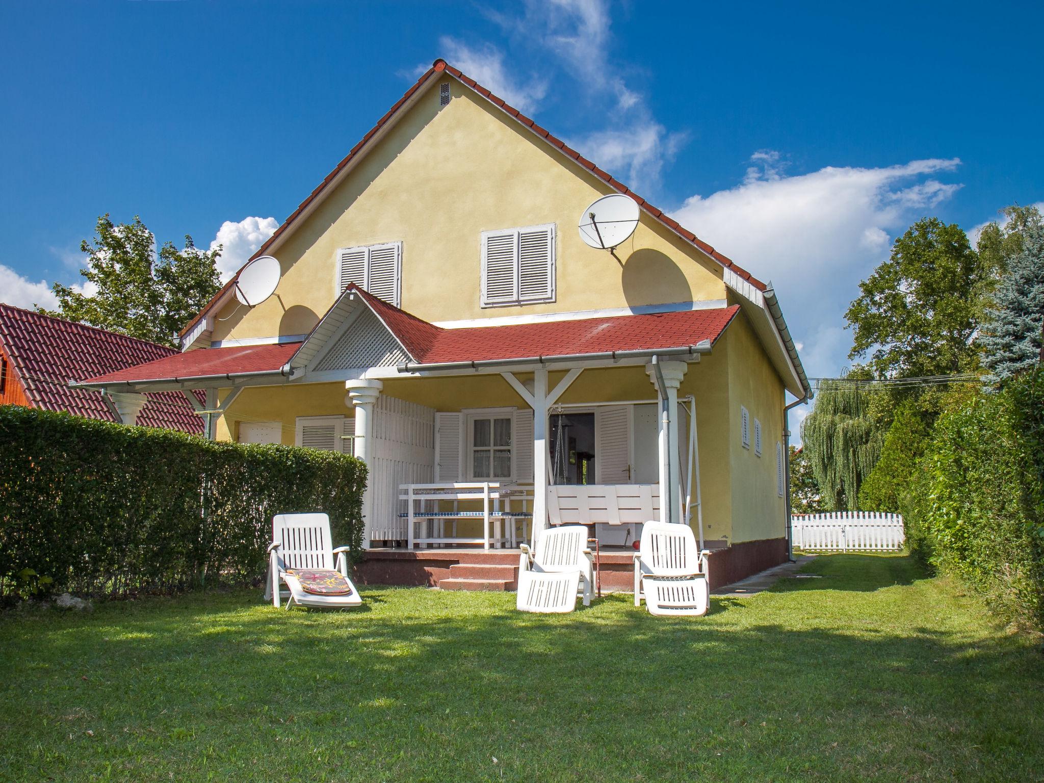 Foto 2 - Casa con 2 camere da letto a Balatonmáriafürdő con giardino e terrazza