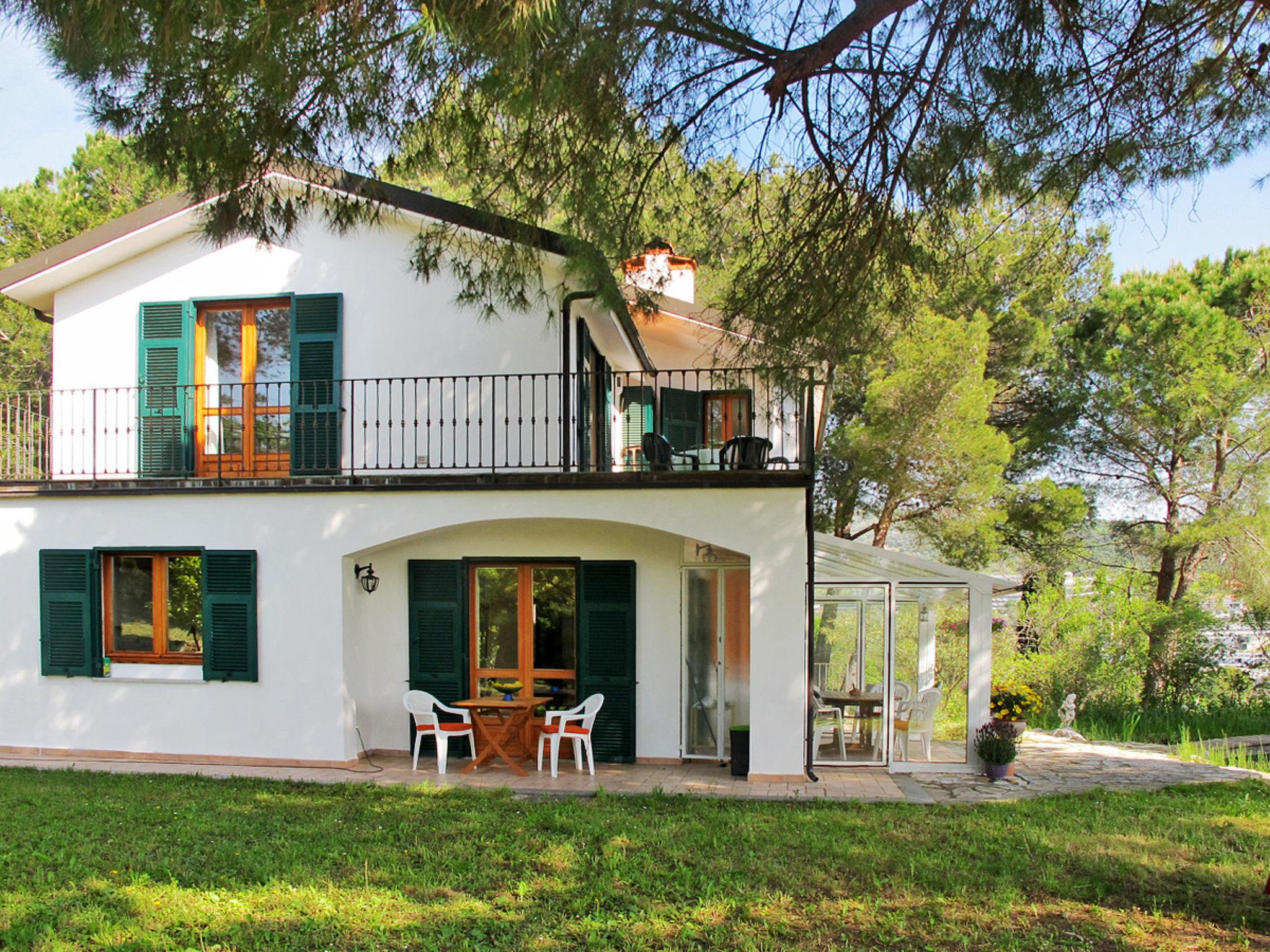 Foto 3 - Casa con 4 camere da letto a Imperia con piscina privata e vista mare