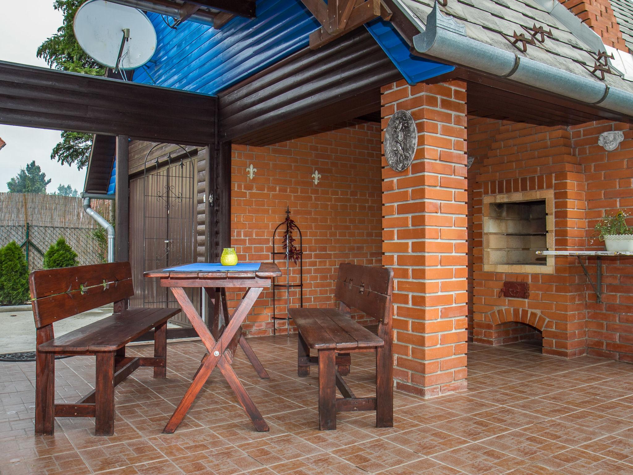 Photo 2 - Maison de 2 chambres à Balatonkeresztúr avec jardin et terrasse