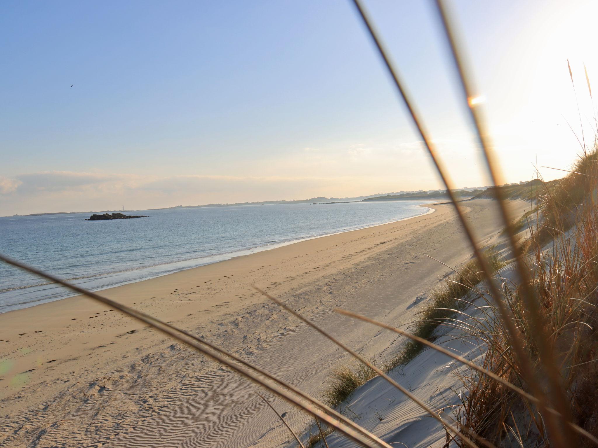 Foto 40 - Casa de 2 habitaciones en Lampaul-Ploudalmézeau con jardín y vistas al mar