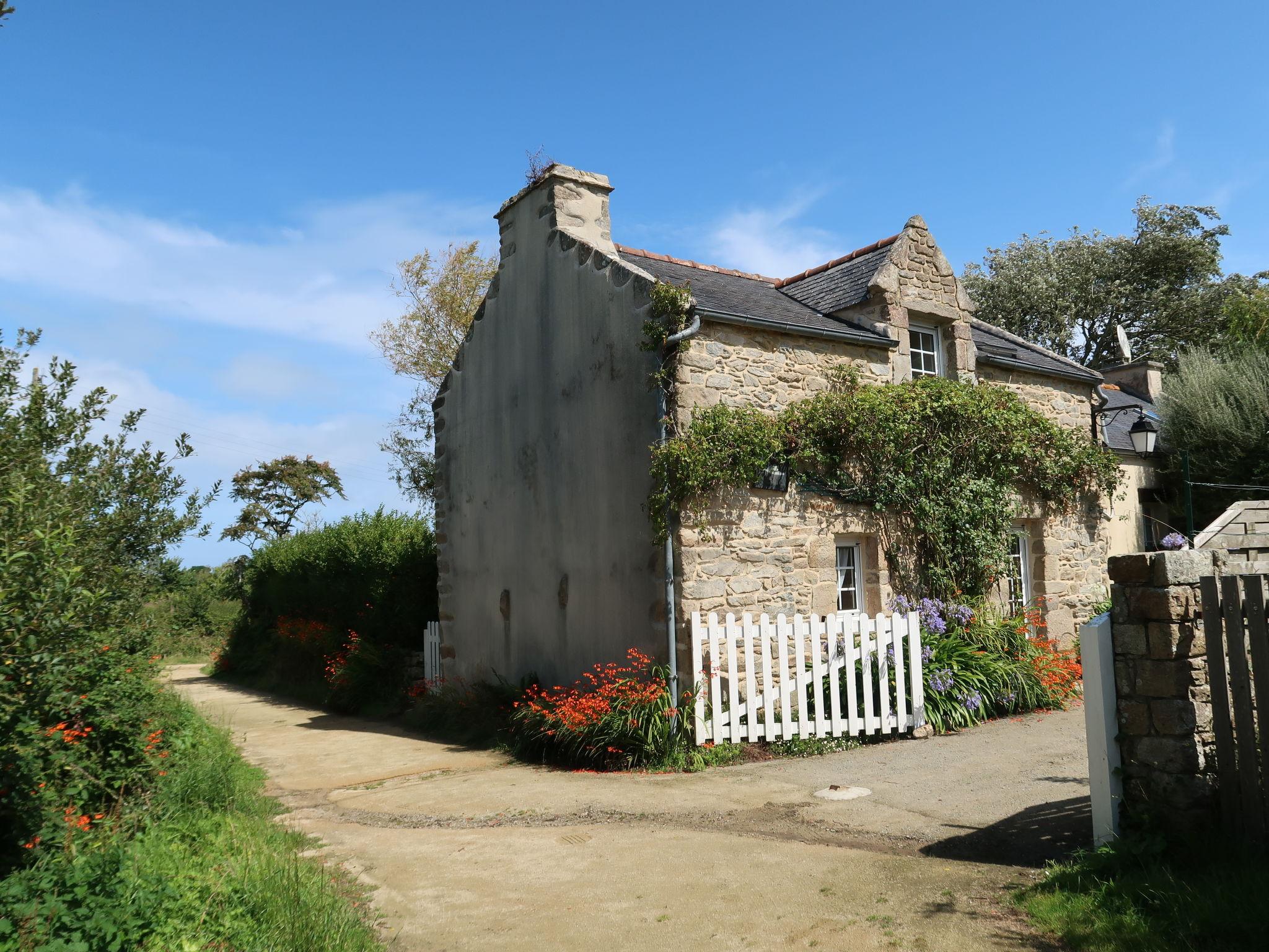 Photo 6 - Maison de 1 chambre à Lampaul-Ploudalmézeau avec jardin et vues à la mer