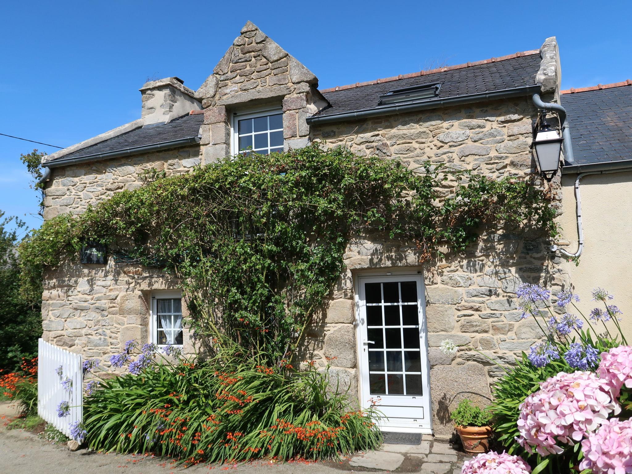 Photo 11 - Maison de 1 chambre à Lampaul-Ploudalmézeau avec jardin et vues à la mer