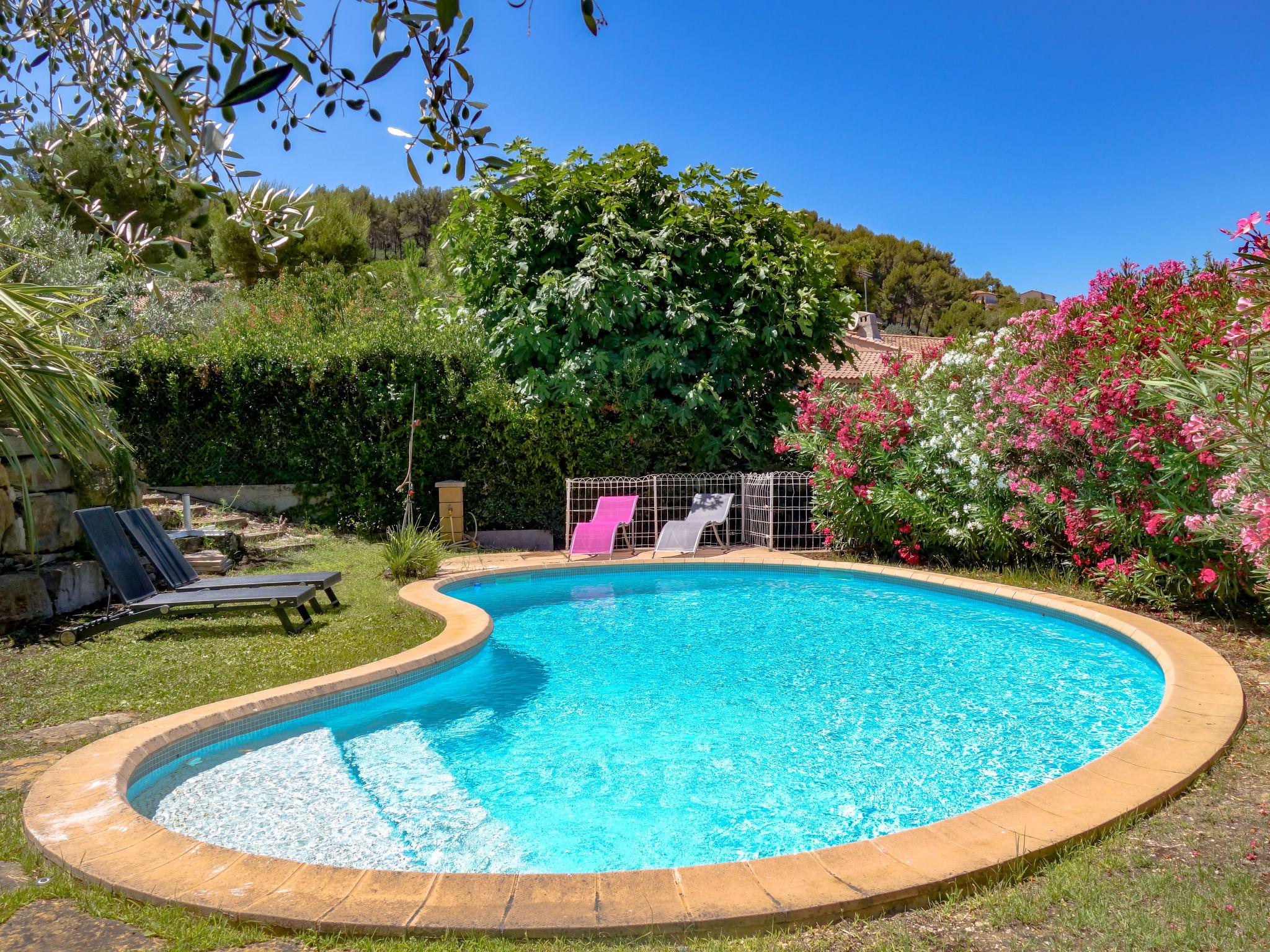 Photo 28 - Maison de 3 chambres à Saint-Cyr-sur-Mer avec piscine privée et vues à la mer