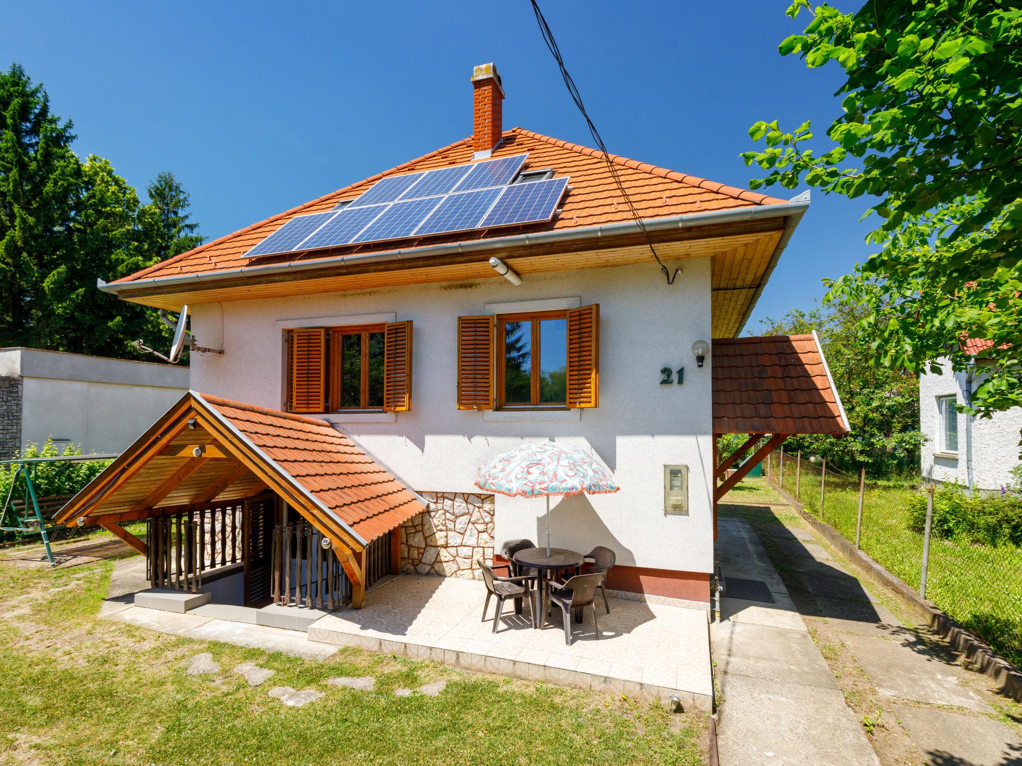 Foto 1 - Casa de 4 habitaciones en Balatonkenese con jardín y vistas a la montaña