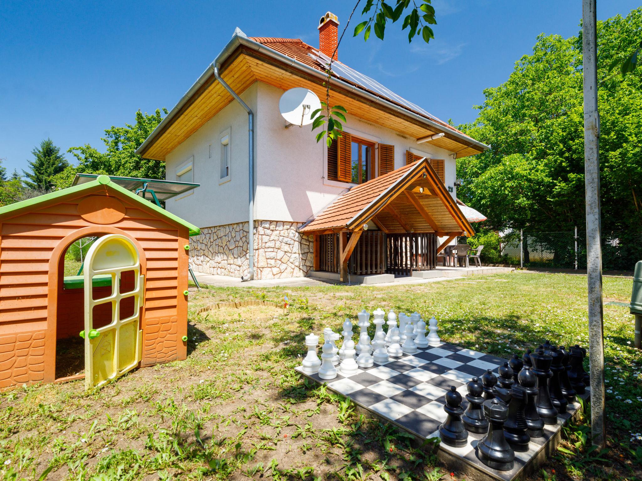 Foto 15 - Casa de 4 quartos em Balatonkenese com jardim e terraço