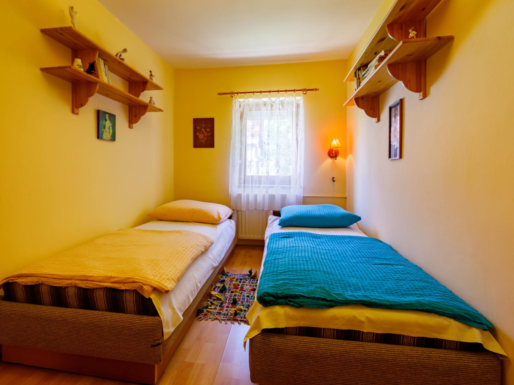 Photo 11 - Maison de 4 chambres à Balatonkenese avec jardin et vues sur la montagne