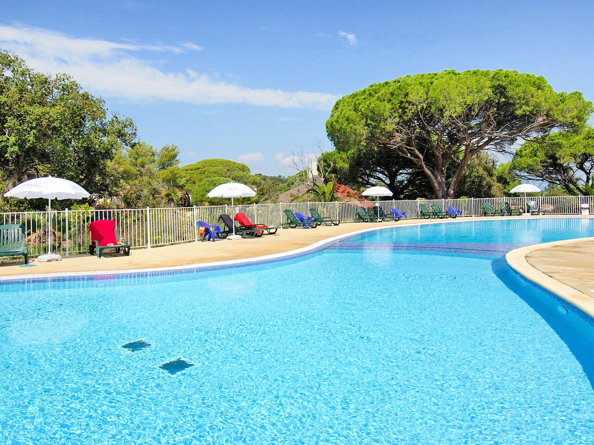 Foto 7 - Appartamento con 2 camere da letto a Fréjus con piscina e vista mare