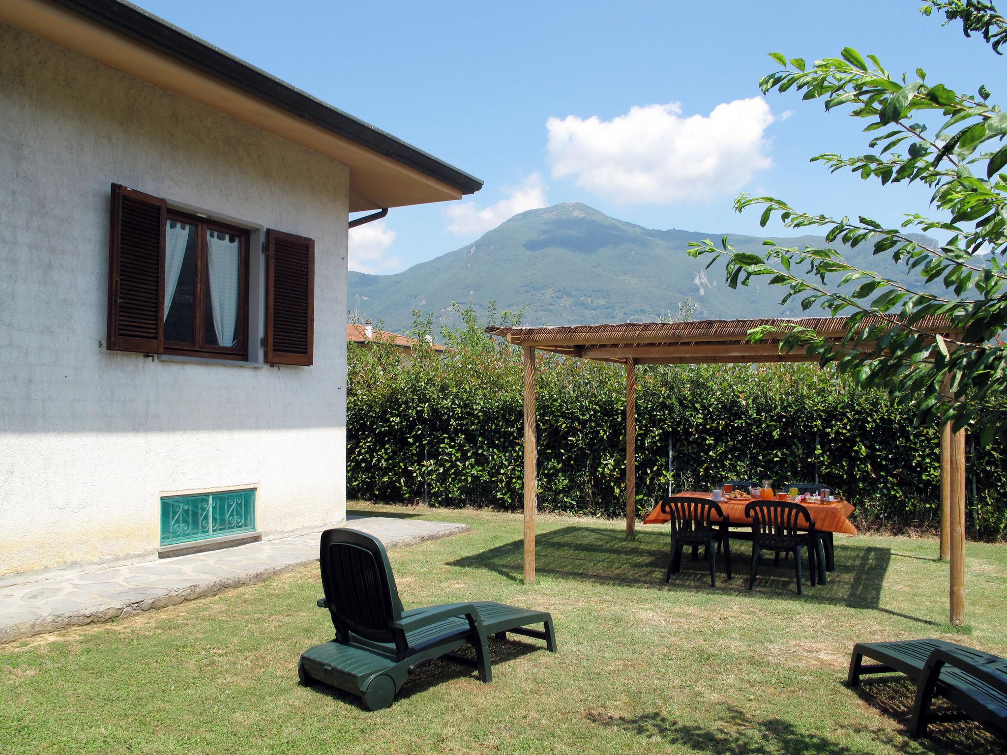 Photo 3 - Maison de 2 chambres à Camaiore avec jardin et vues à la mer