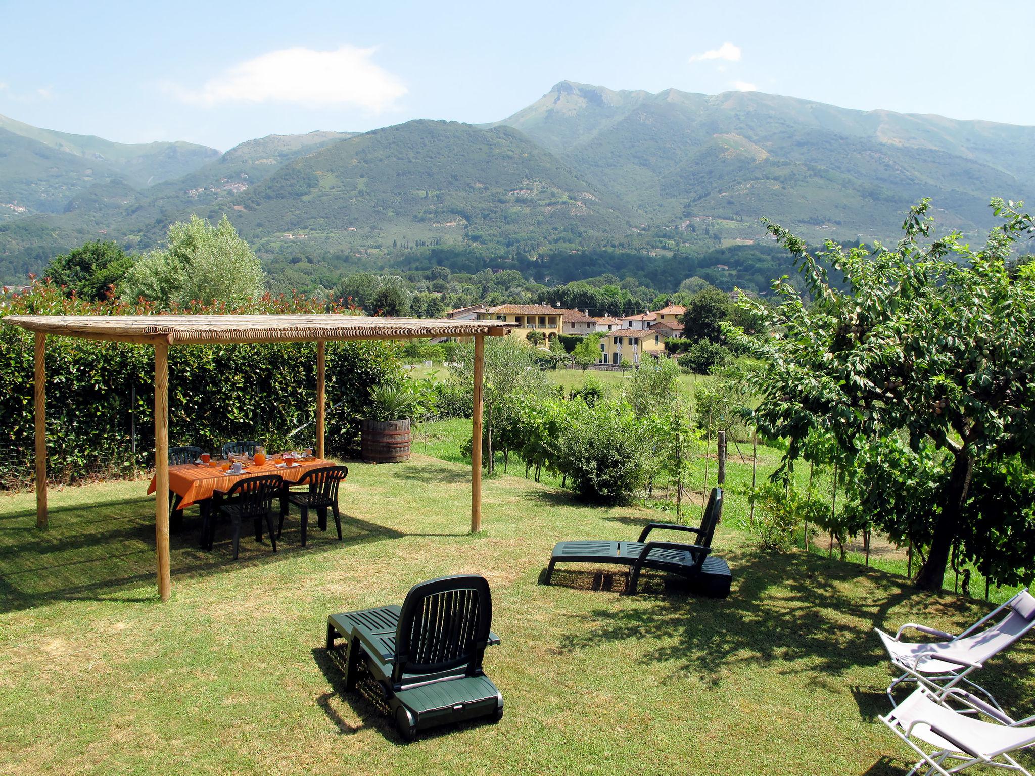 Photo 4 - Maison de 2 chambres à Camaiore avec jardin et vues à la mer