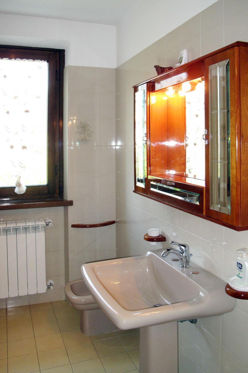 Photo 19 - 2 bedroom House in Camaiore with garden and sea view