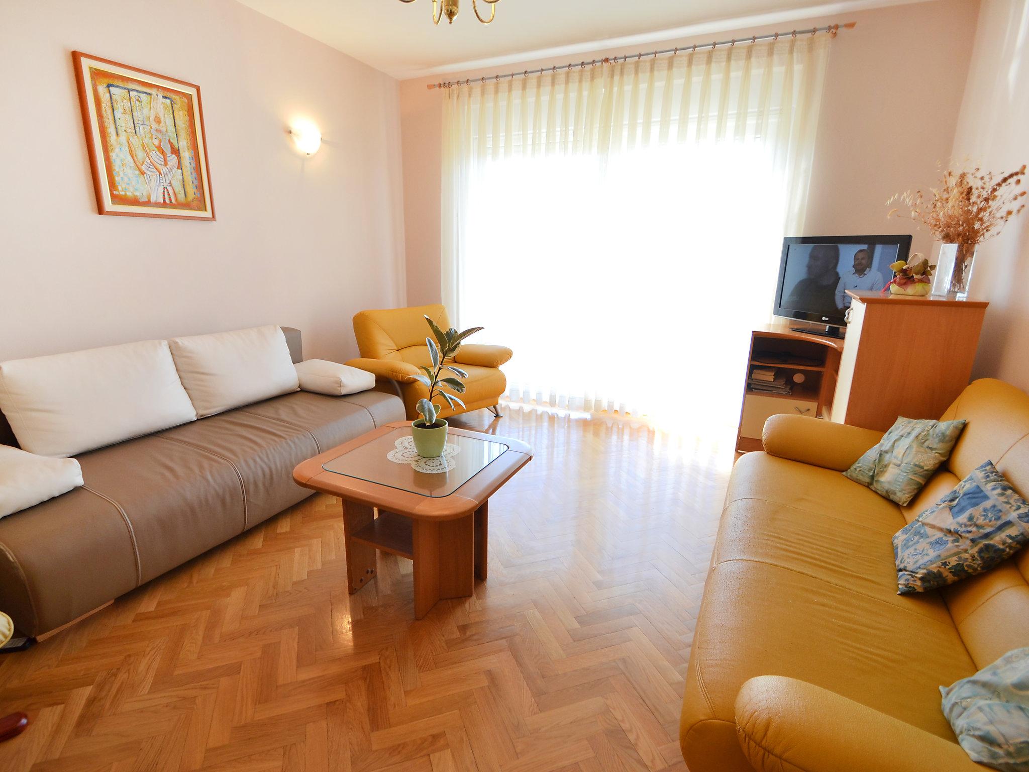 Foto 3 - Apartamento de 2 quartos em Obrovac com terraço e vistas do mar