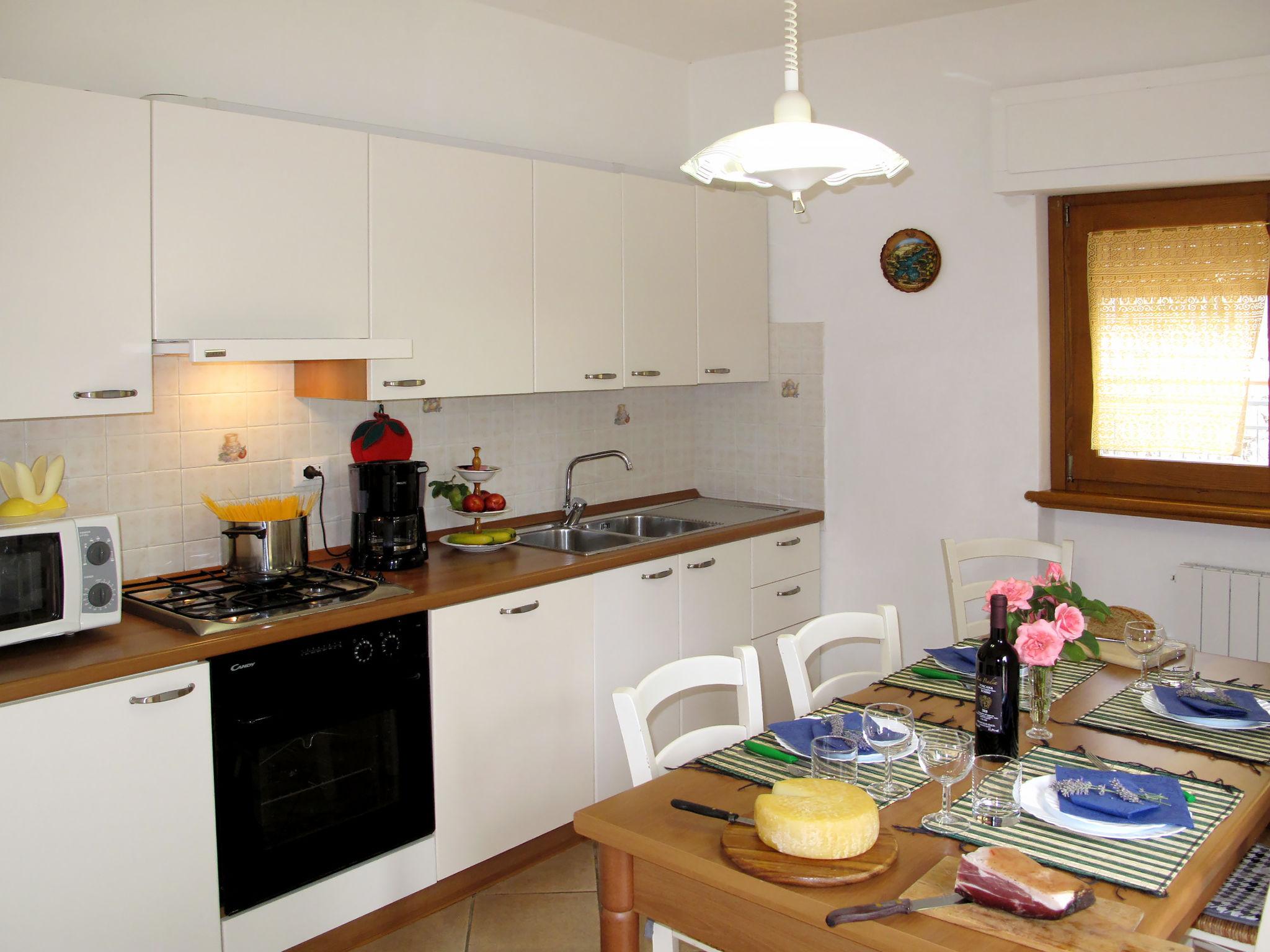 Foto 7 - Appartamento con 2 camere da letto a Camaiore con terrazza e vista mare