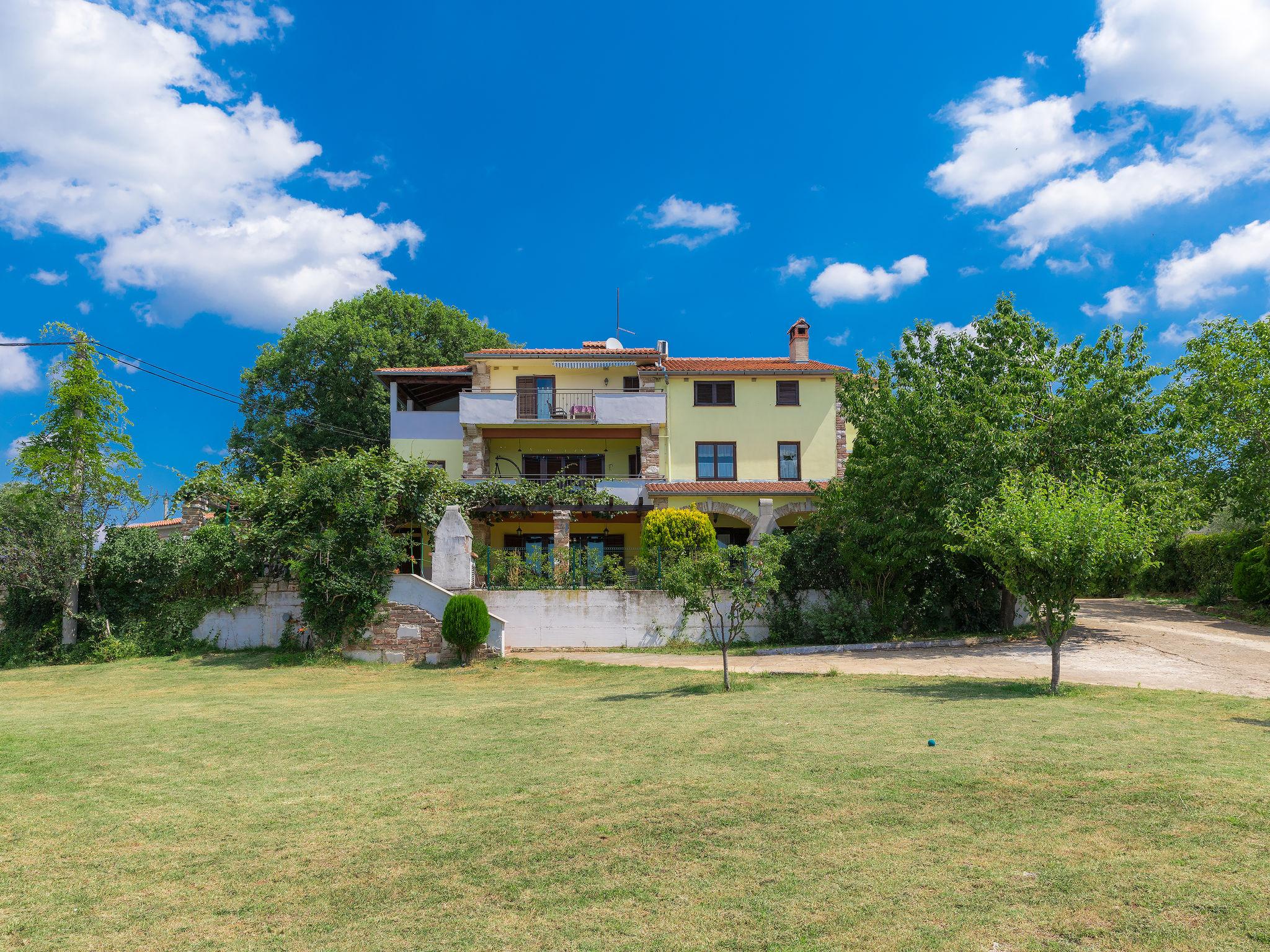 Photo 19 - 2 bedroom Apartment in Pazin with swimming pool and garden