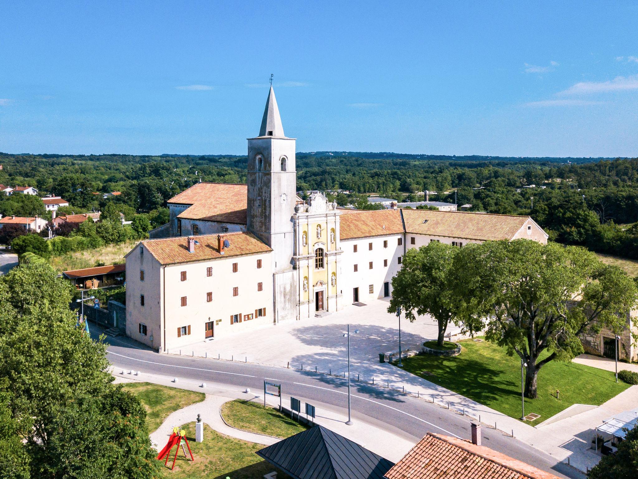 Photo 32 - Maison de 2 chambres à Sveti Petar u Šumi avec piscine privée et terrasse