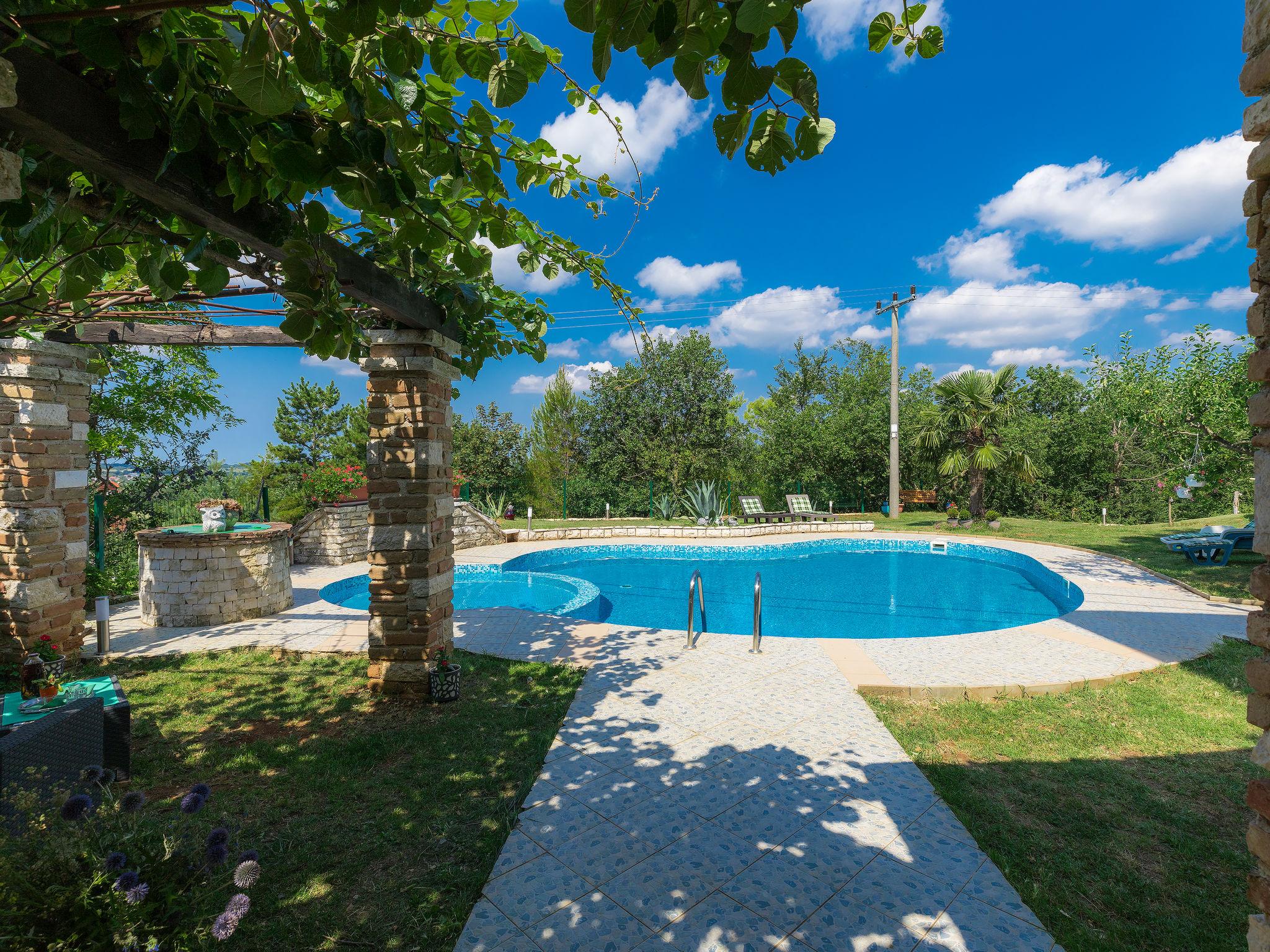 Foto 1 - Apartamento de 2 quartos em Pazin com piscina e terraço