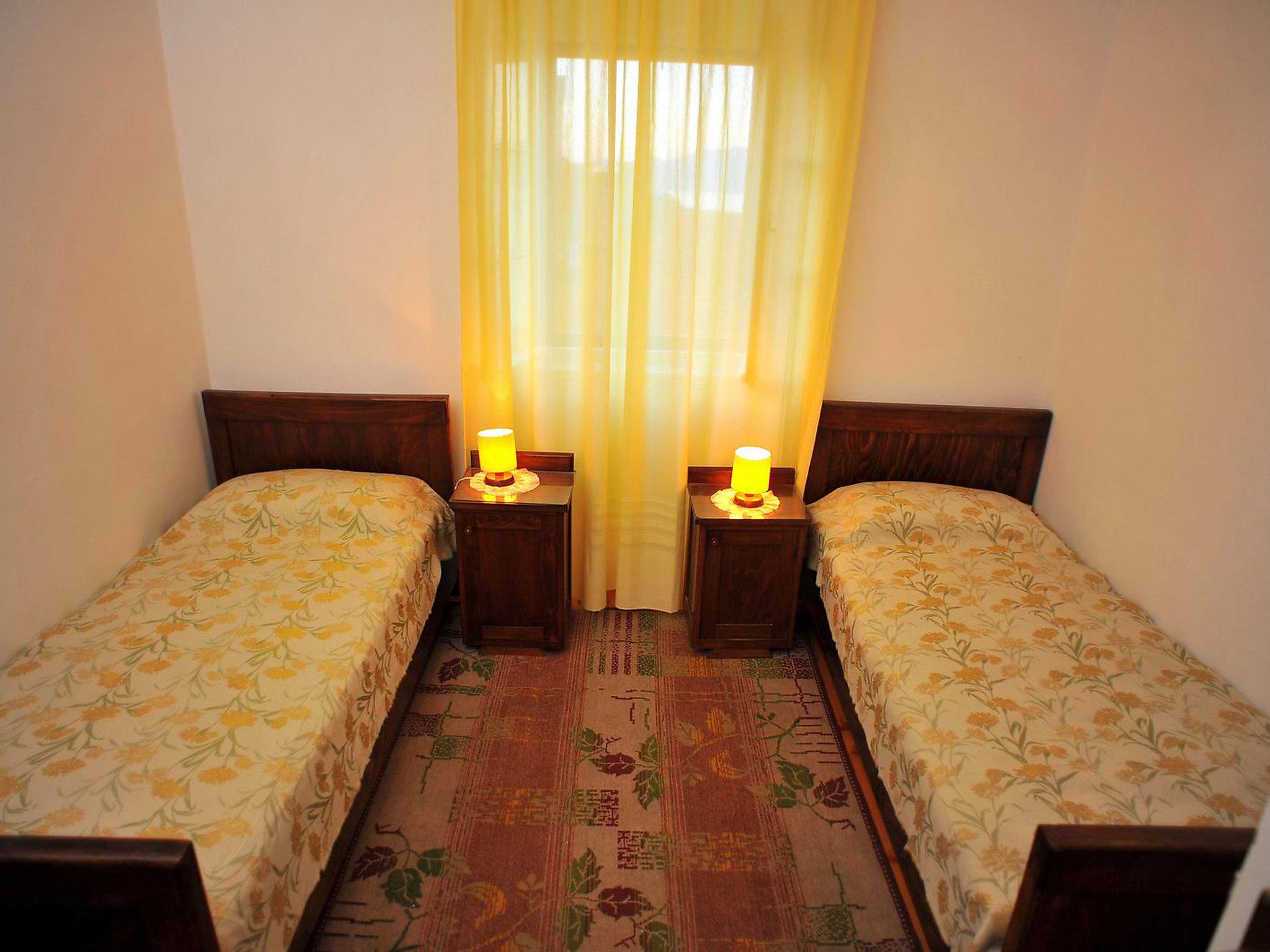 Foto 16 - Appartamento con 3 camere da letto a Sutivan con vista mare