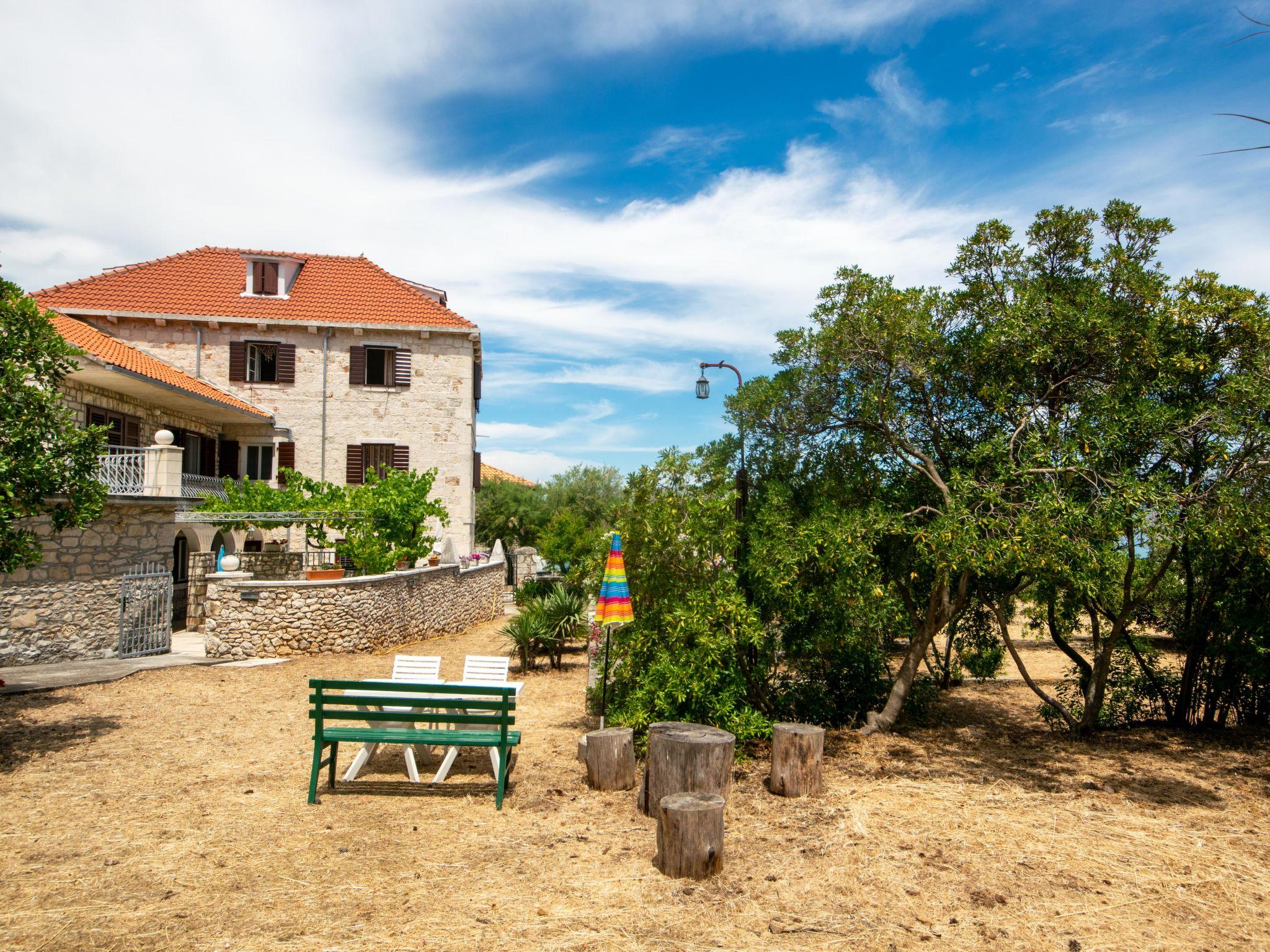 Foto 5 - Apartamento de 2 quartos em Sutivan com terraço e vistas do mar