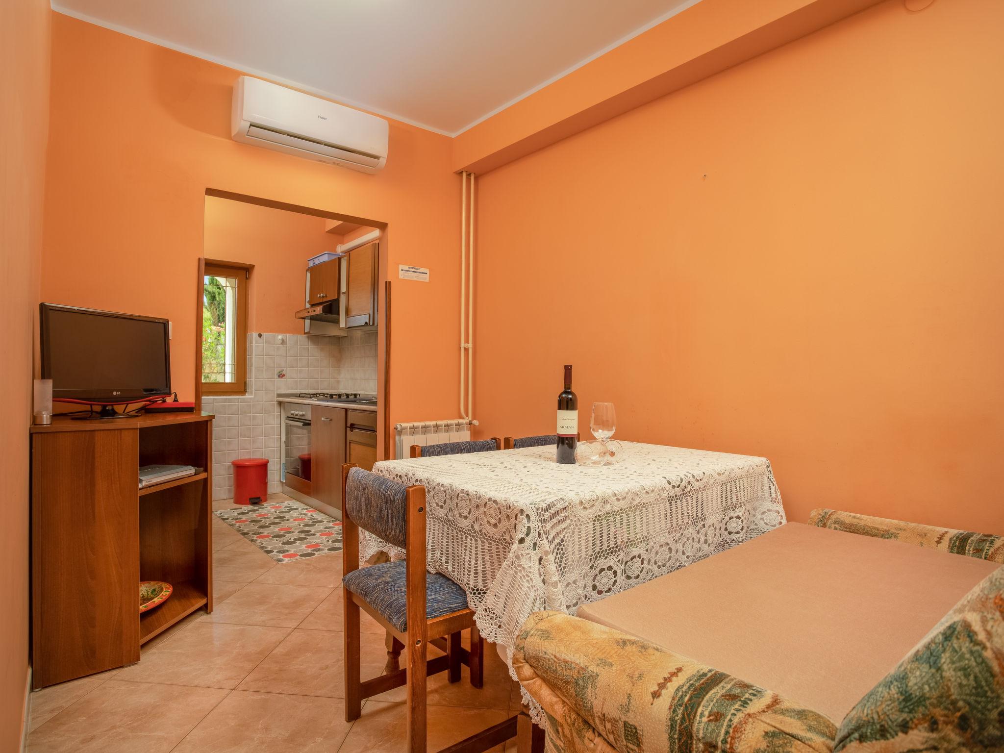 Foto 3 - Appartamento con 2 camere da letto a Kaštelir-Labinci con piscina e vista mare