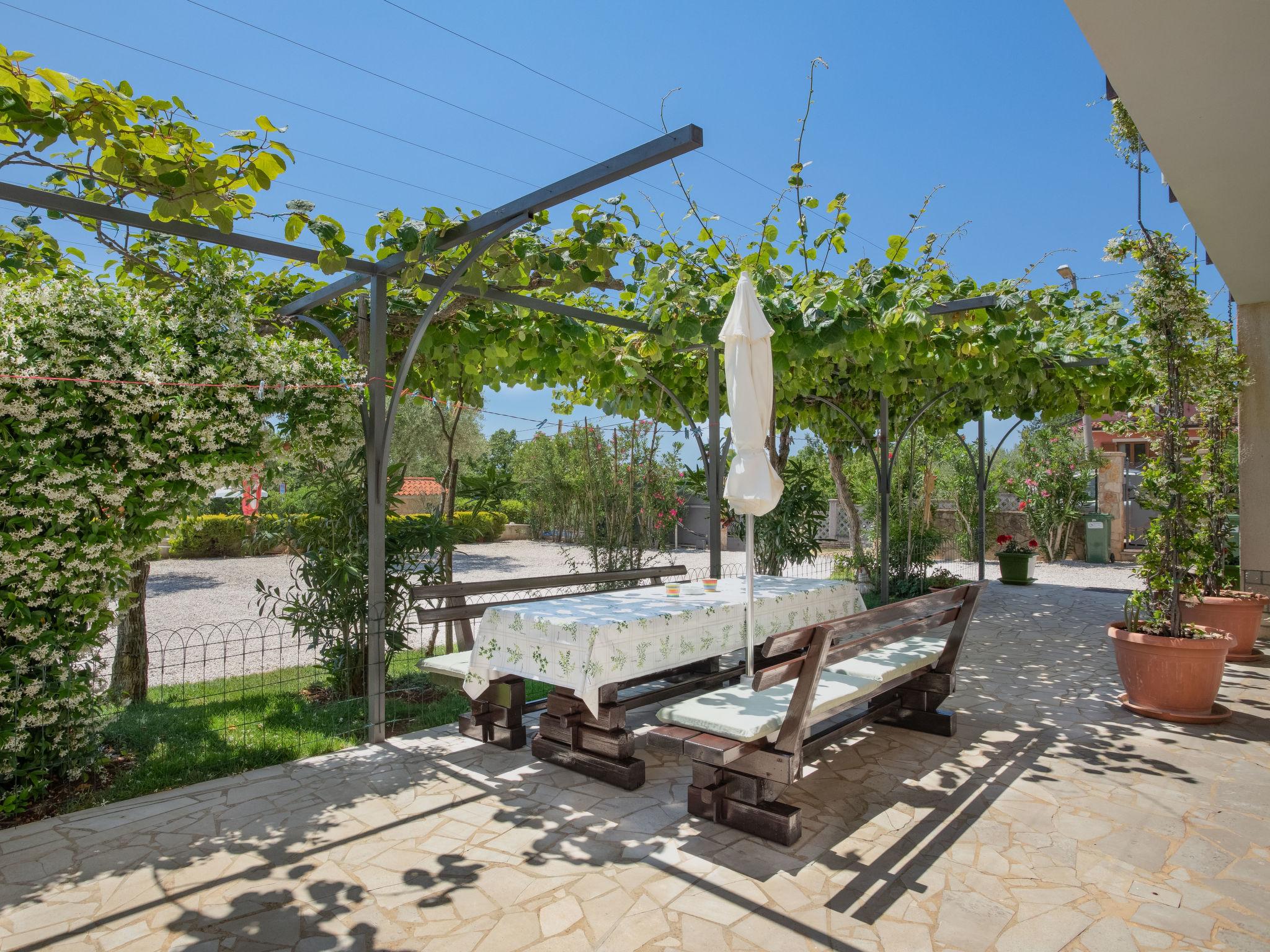 Photo 10 - Appartement de 2 chambres à Kaštelir-Labinci avec piscine et jardin