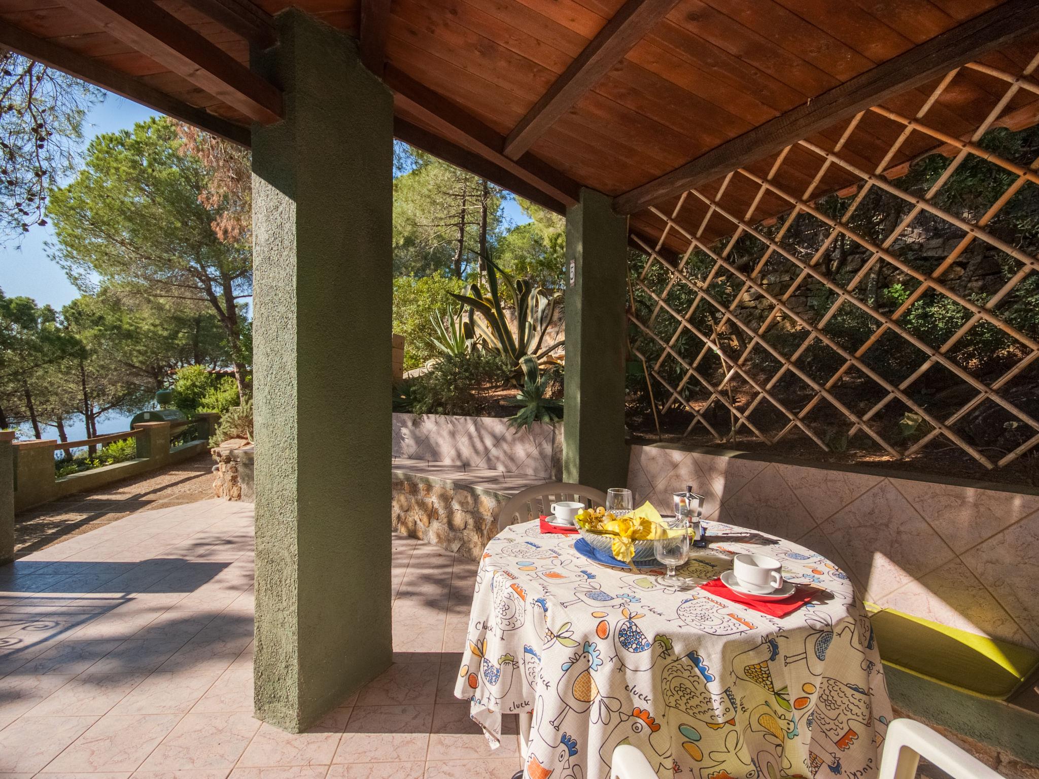 Photo 3 - Maison de 1 chambre à Capoliveri avec jardin et terrasse