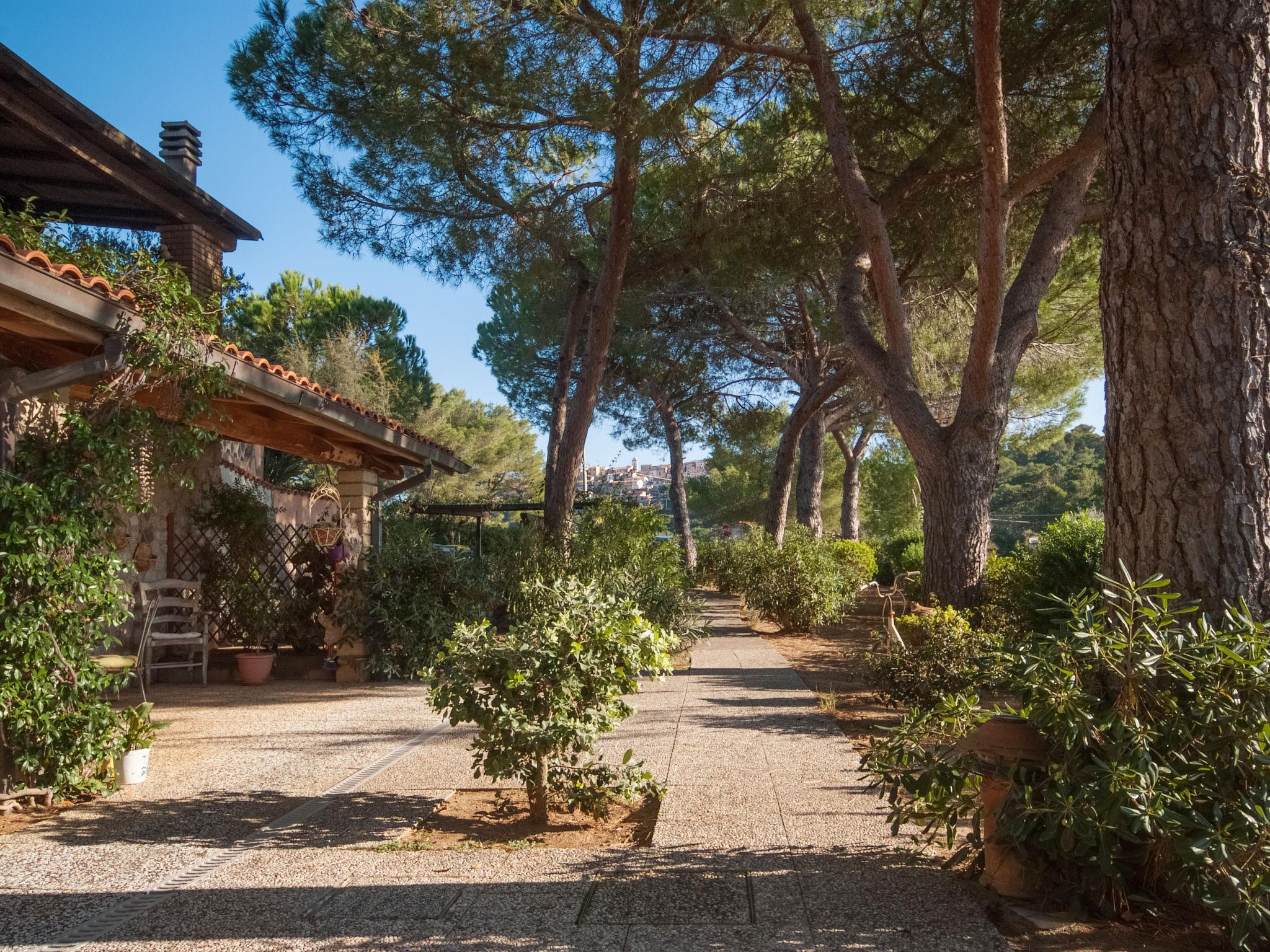 Photo 29 - 2 bedroom House in Capoliveri with garden and terrace