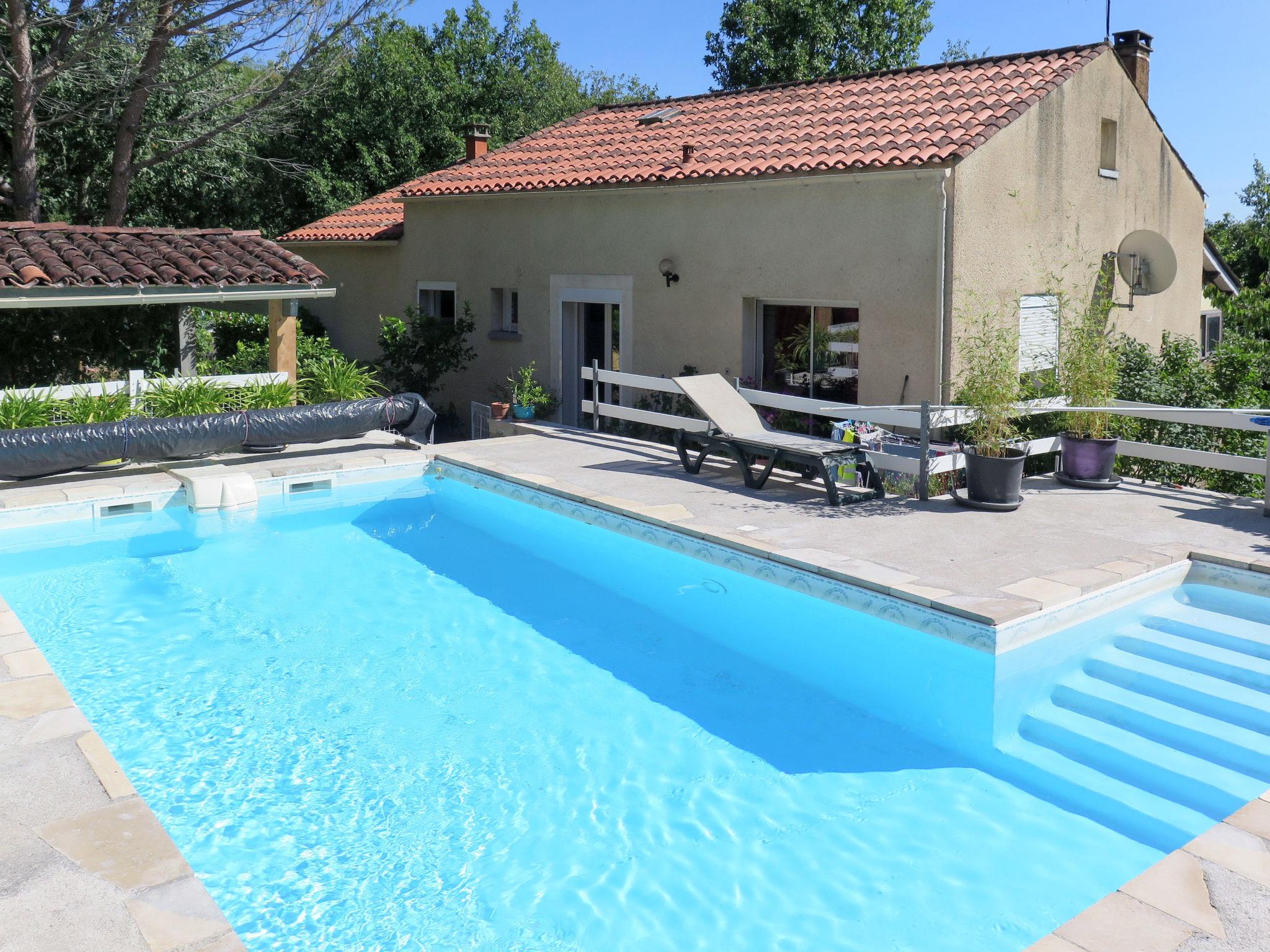 Foto 1 - Casa de 2 quartos em Lamagdelaine com piscina privada e jardim