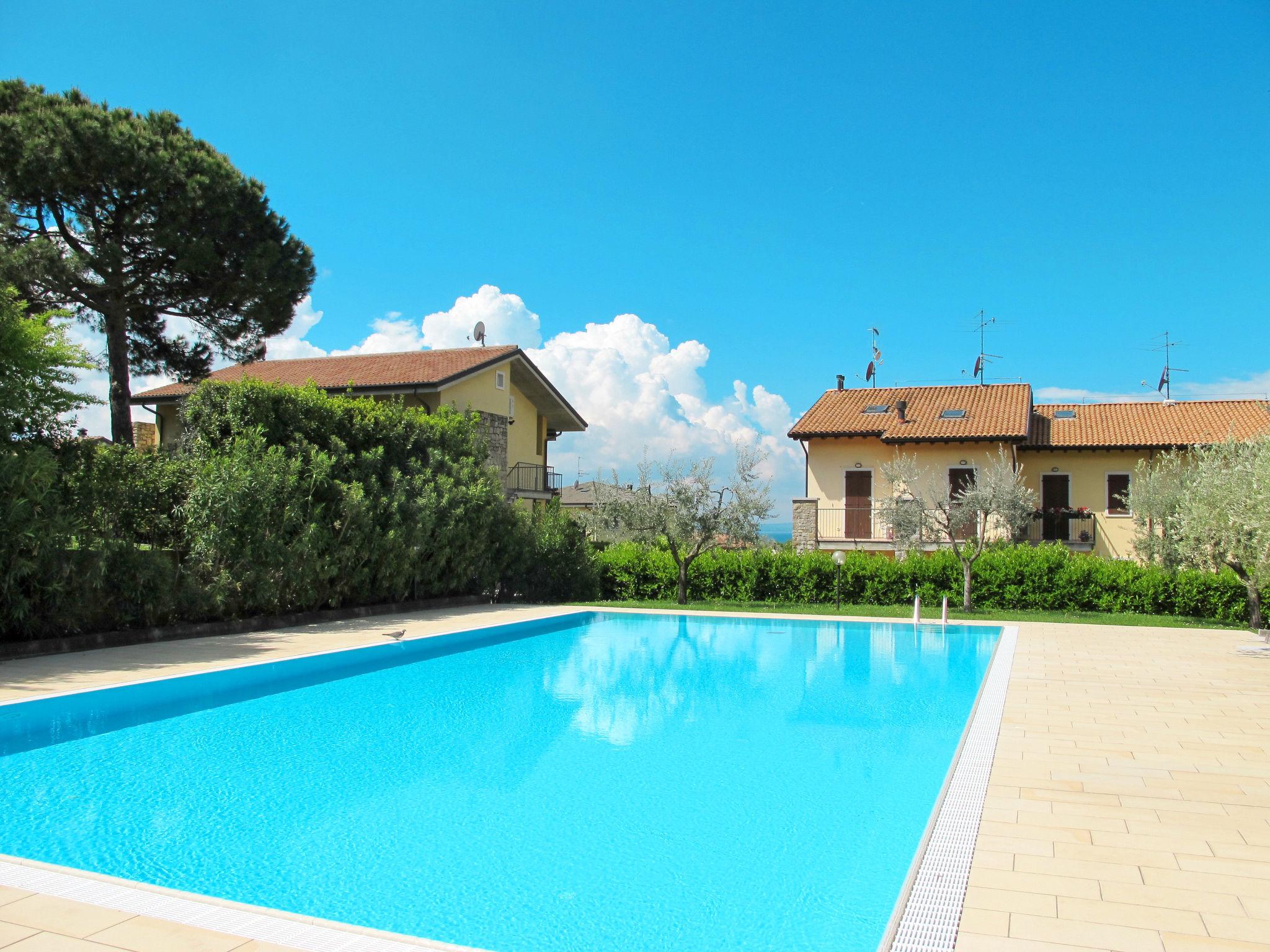 Foto 1 - Appartamento con 3 camere da letto a Bardolino con piscina e vista sulle montagne