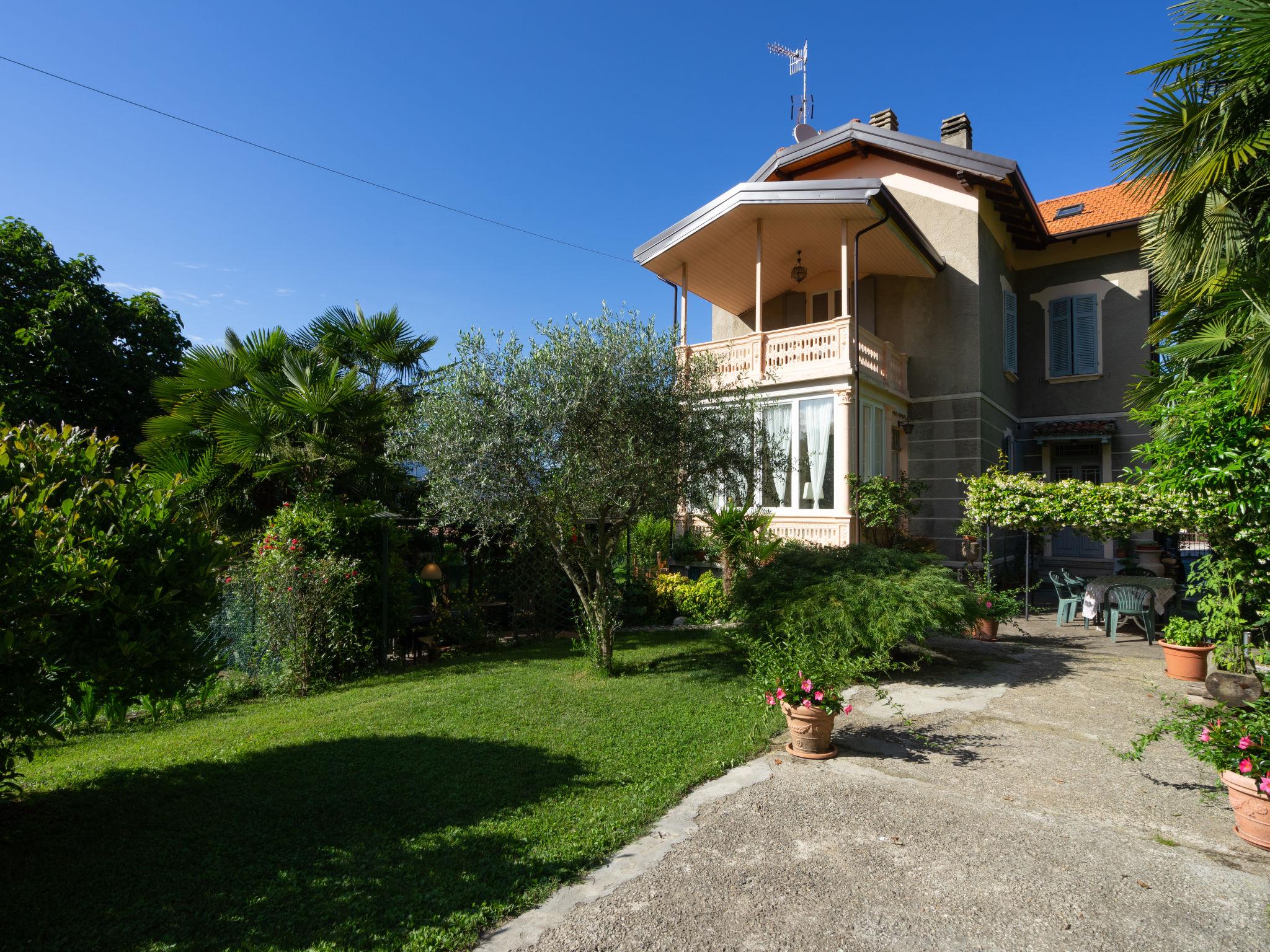 Foto 1 - Appartamento con 3 camere da letto a Castelveccana con giardino e vista sulle montagne