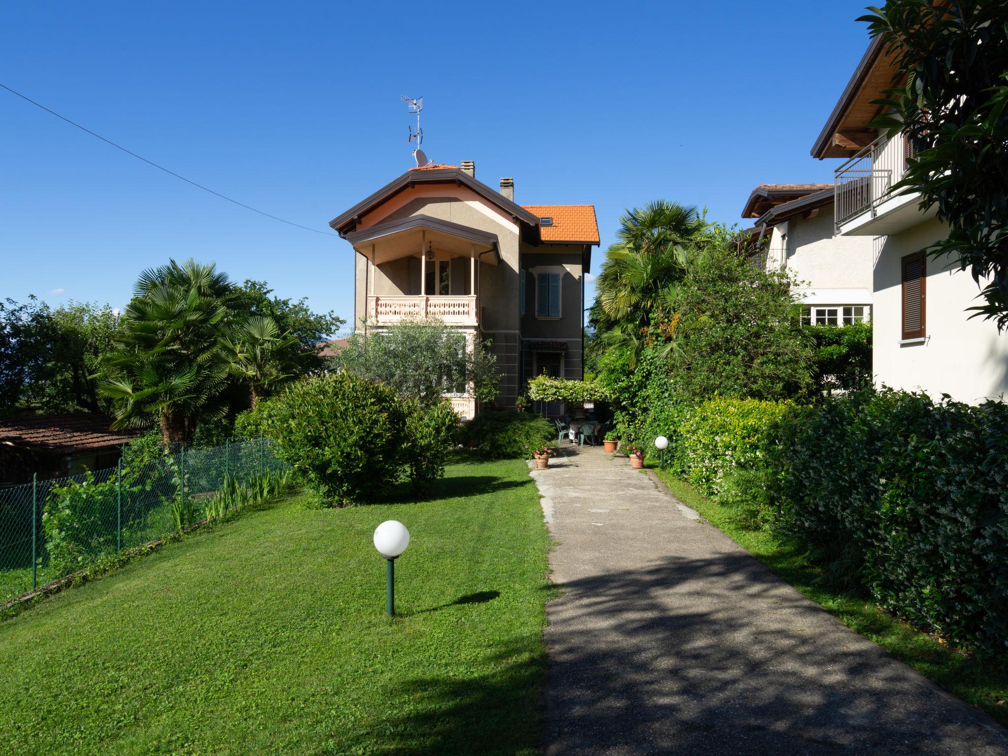 Foto 2 - Apartamento de 3 habitaciones en Castelveccana con jardín y vistas a la montaña
