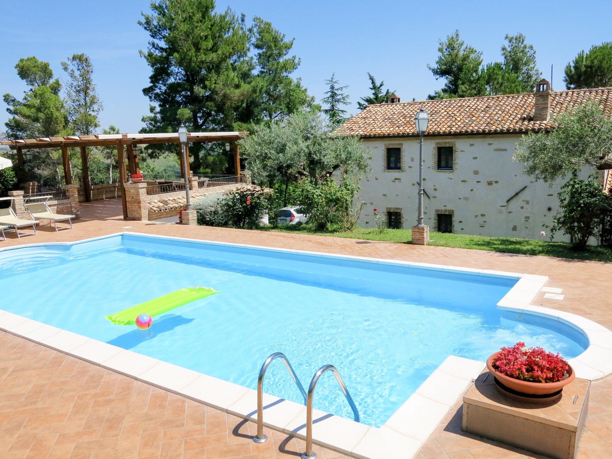 Foto 1 - Casa de 5 habitaciones en Penne con piscina privada y vistas a la montaña