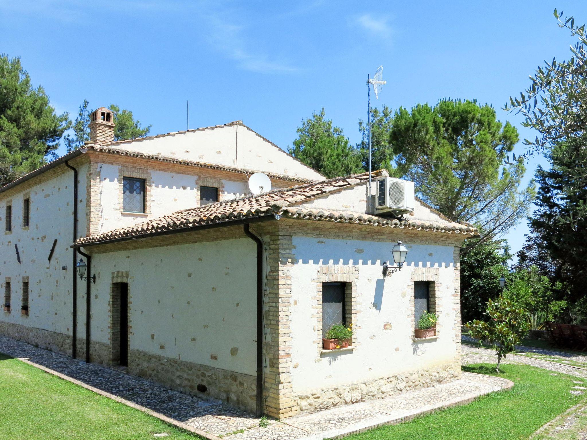 Foto 14 - Casa de 5 quartos em Penne com piscina privada e jardim