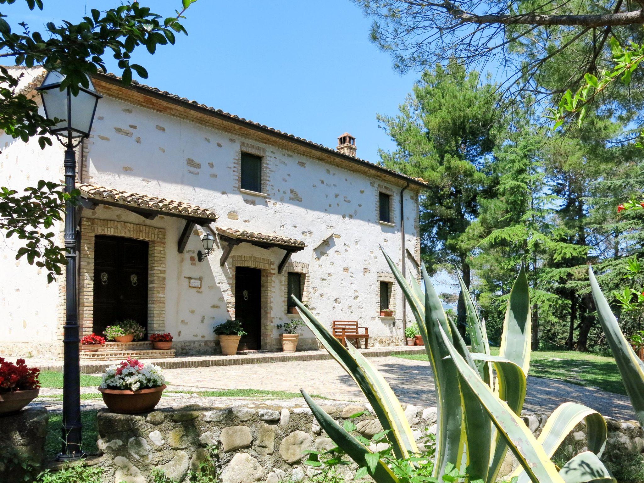 Foto 2 - Casa de 5 quartos em Penne com piscina privada e jardim