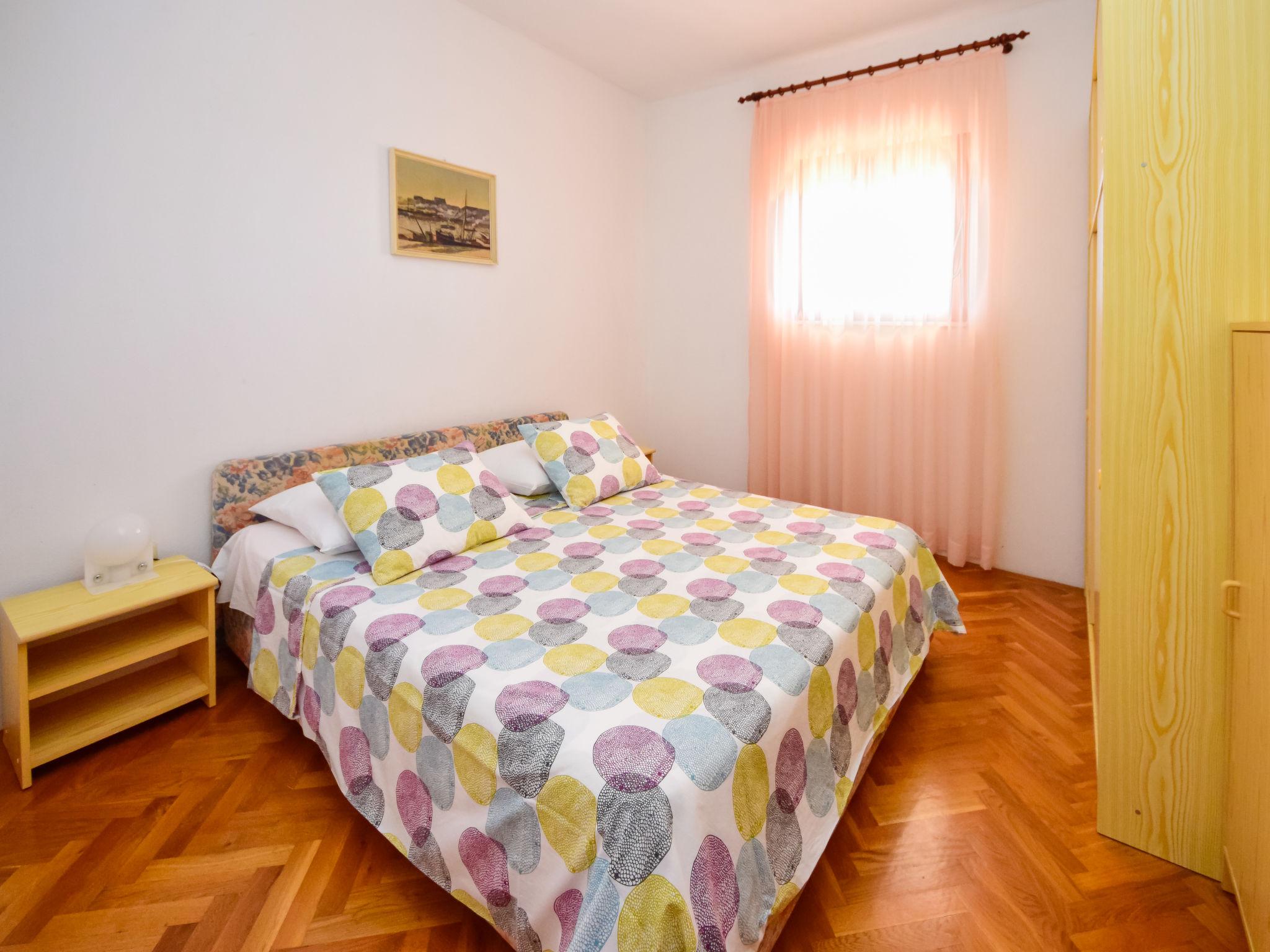 Foto 13 - Appartamento con 3 camere da letto a Okrug con terrazza e vista mare