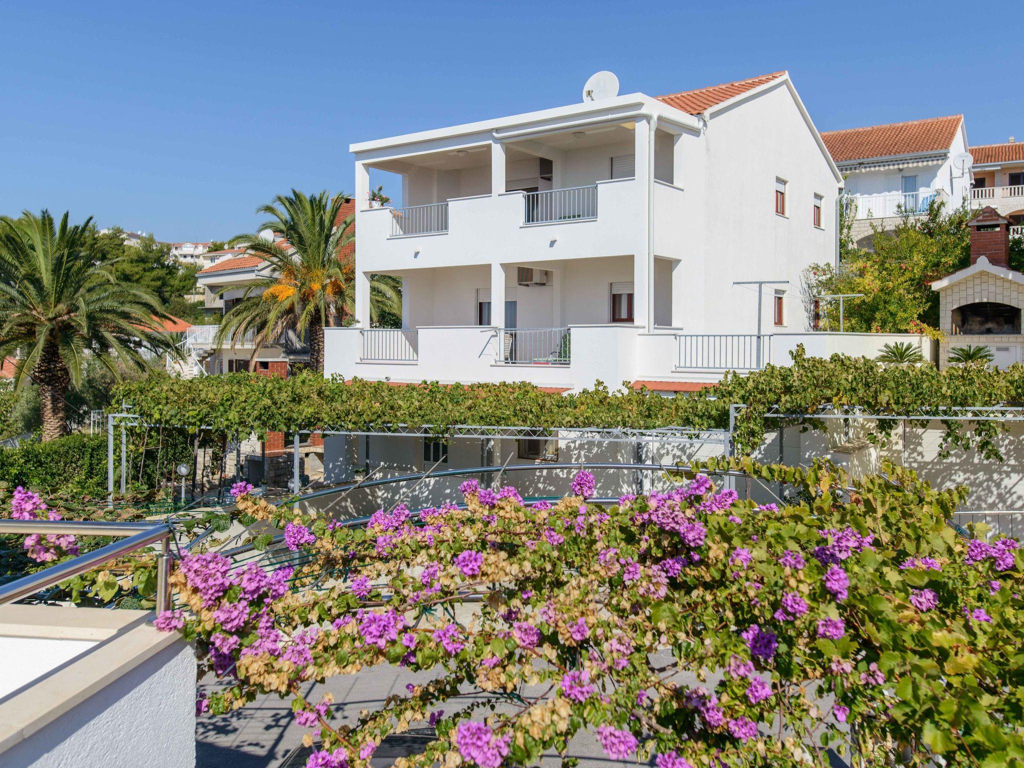 Photo 3 - Appartement de 3 chambres à Okrug avec terrasse et vues à la mer