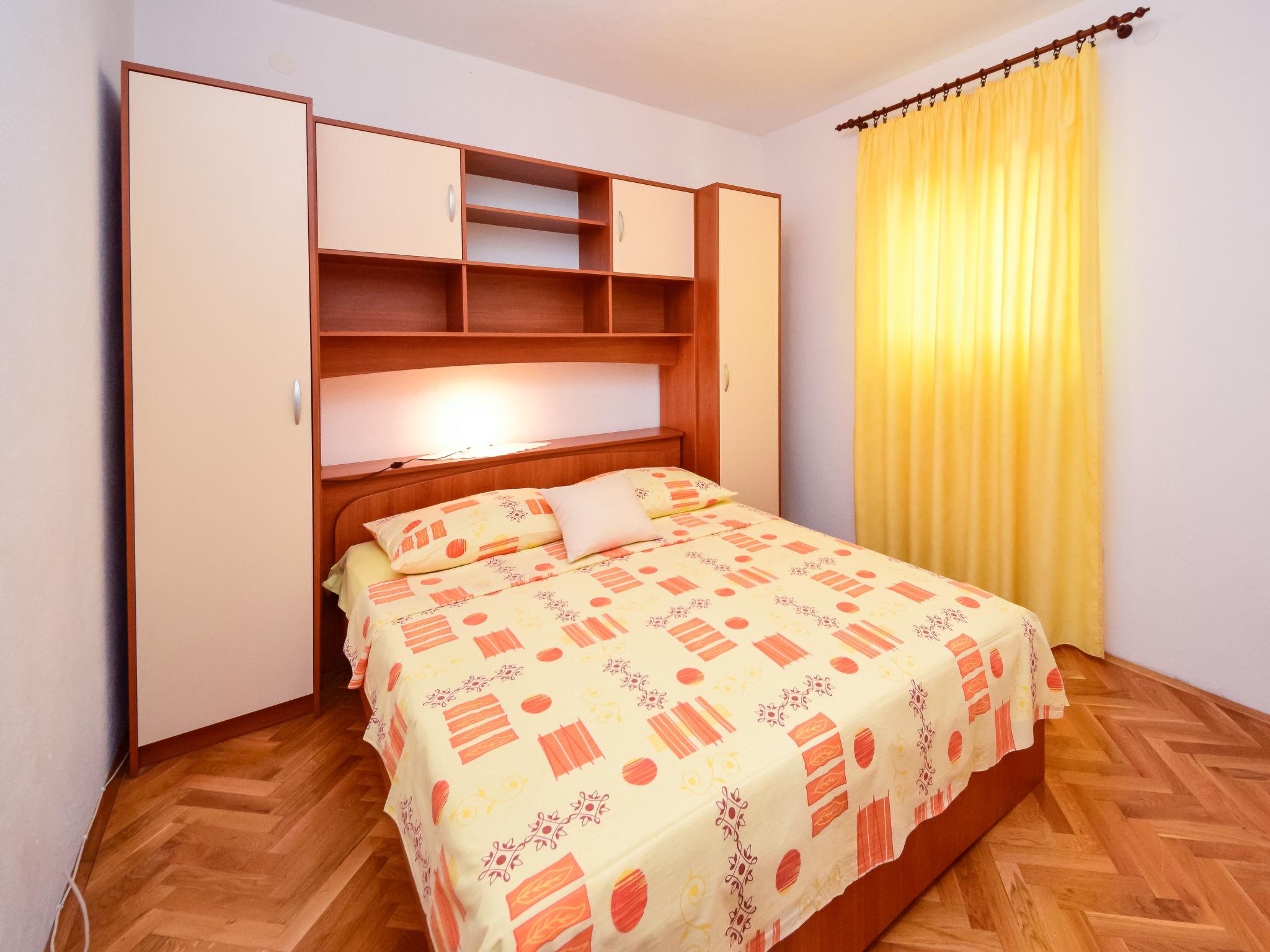 Foto 12 - Appartamento con 3 camere da letto a Okrug con terrazza e vista mare