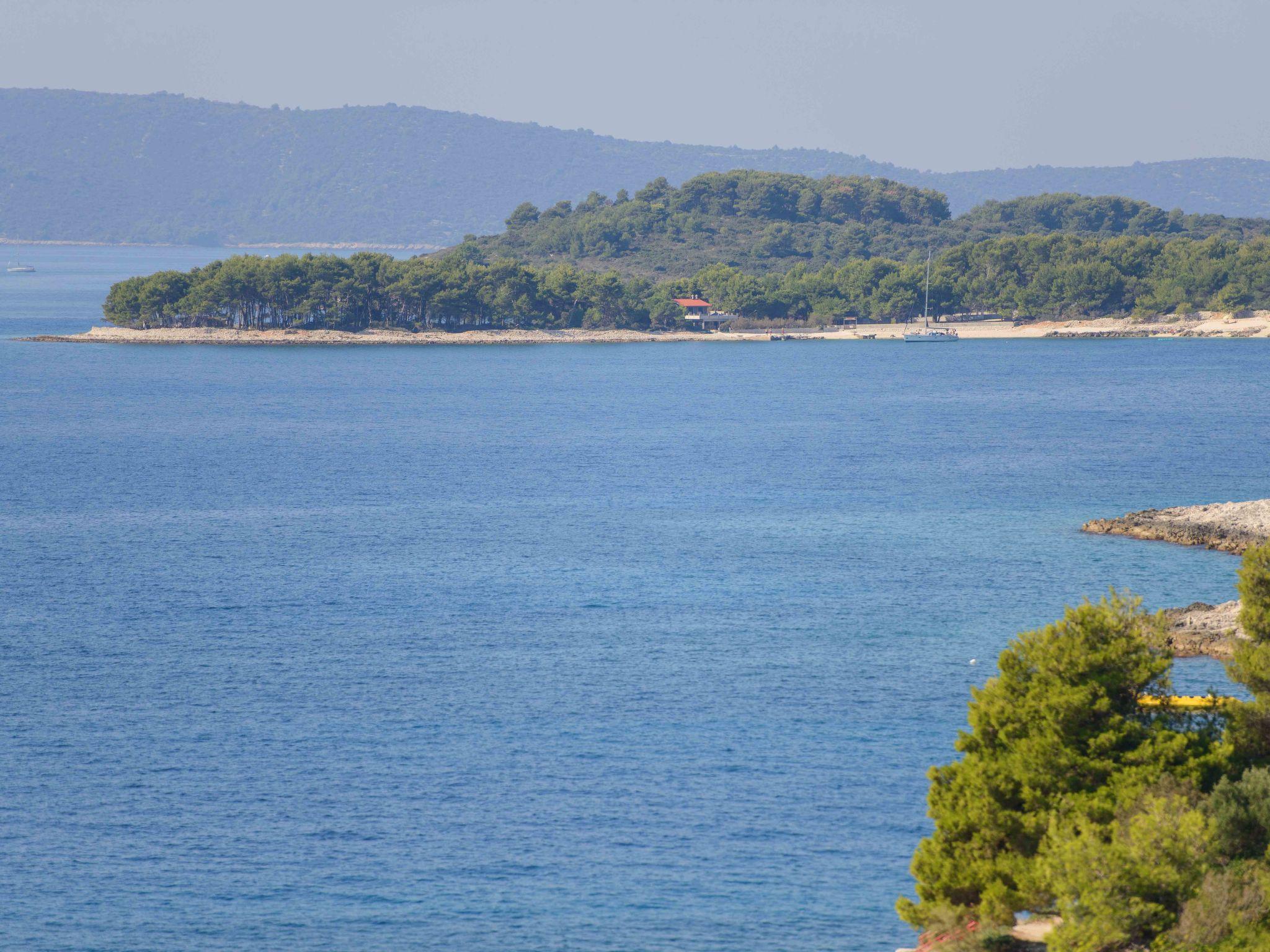 Foto 17 - Appartamento con 3 camere da letto a Okrug con terrazza e vista mare