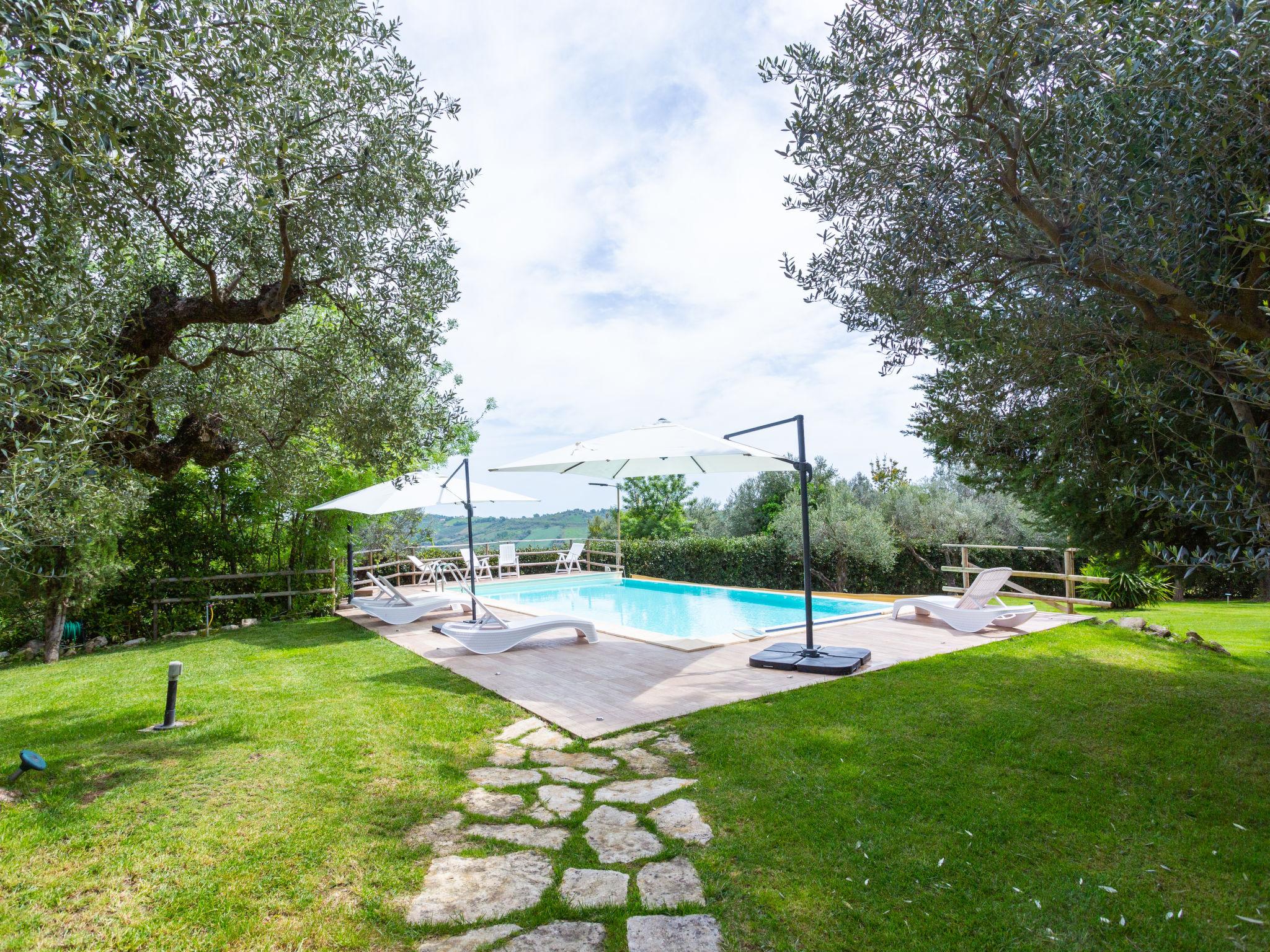 Photo 4 - 5 bedroom House in Casalbordino with private pool and garden