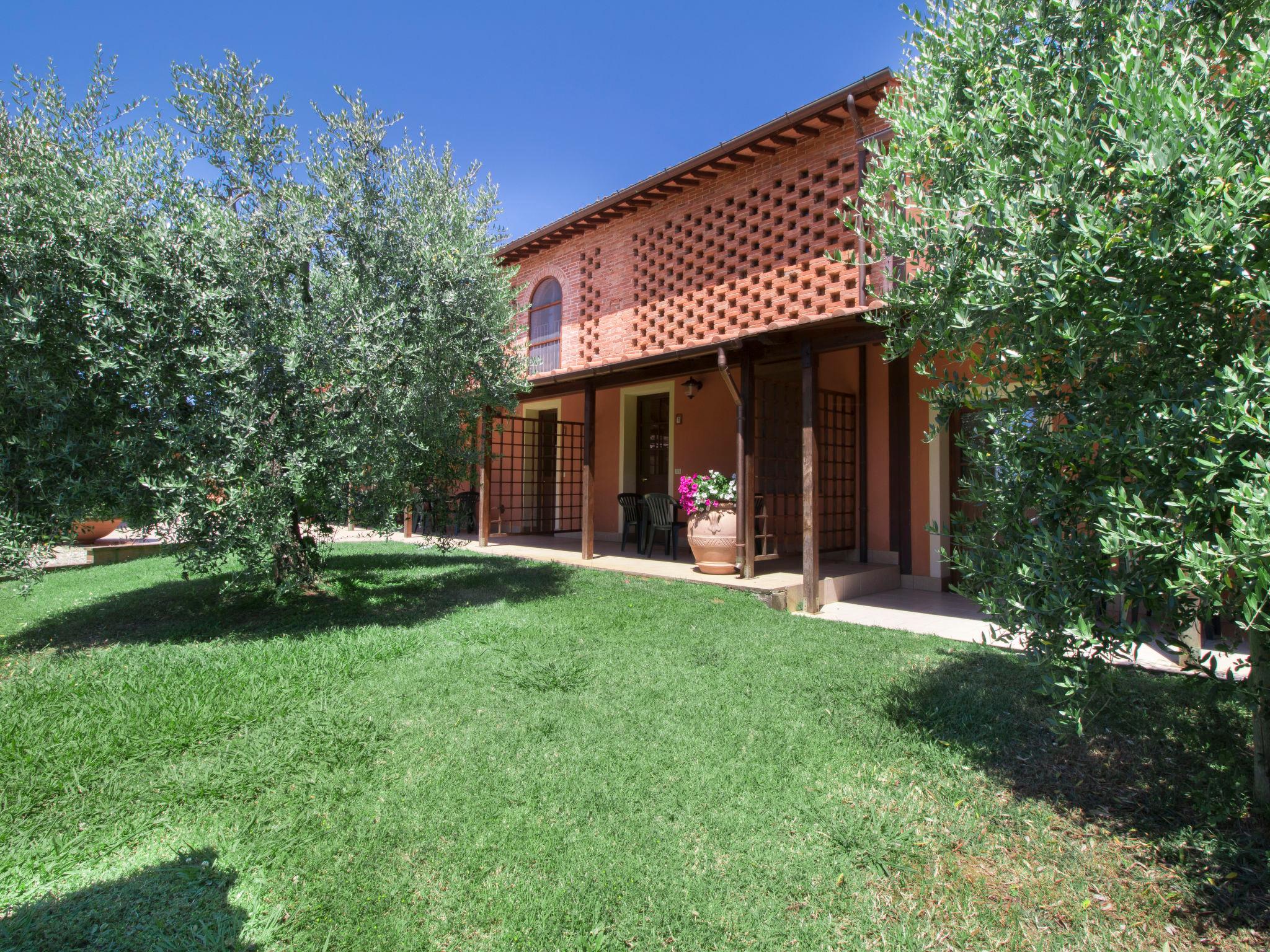 Foto 15 - Appartamento con 2 camere da letto a Castelfranco di Sotto con piscina e giardino