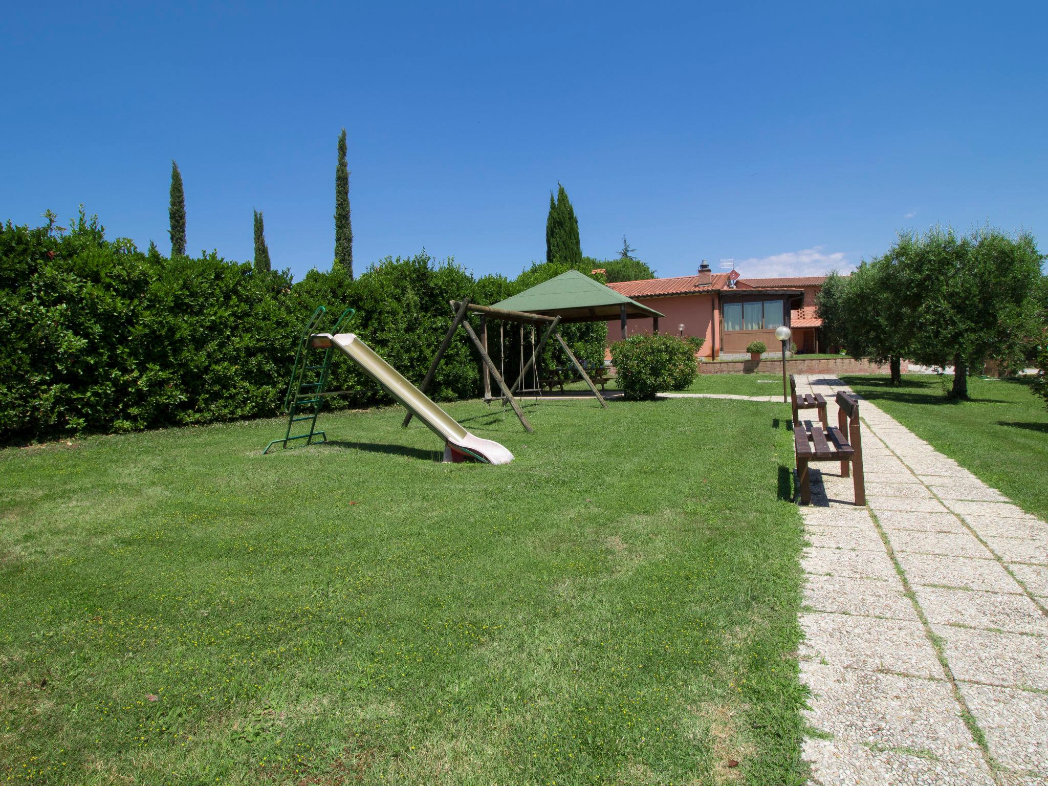 Foto 8 - Appartamento con 2 camere da letto a Castelfranco di Sotto con piscina e giardino