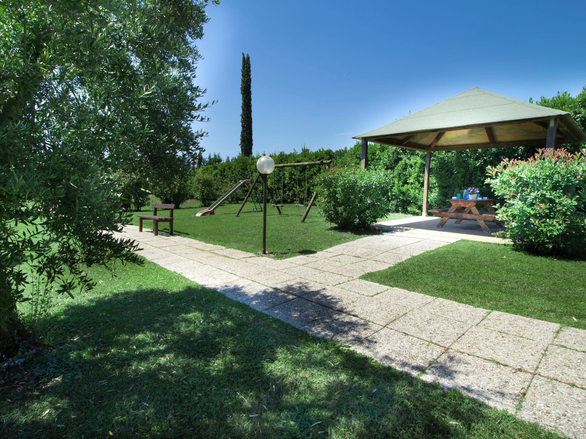 Photo 19 - Appartement de 2 chambres à Castelfranco di Sotto avec piscine et jardin