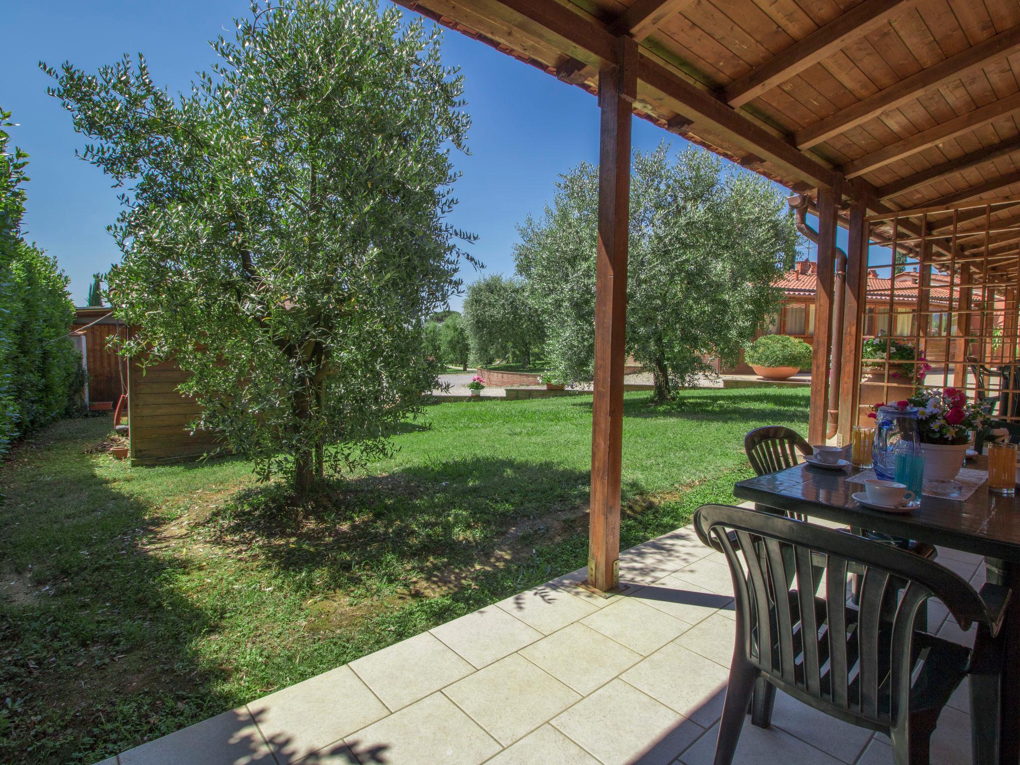 Photo 3 - 2 bedroom Apartment in Castelfranco di Sotto with swimming pool and garden